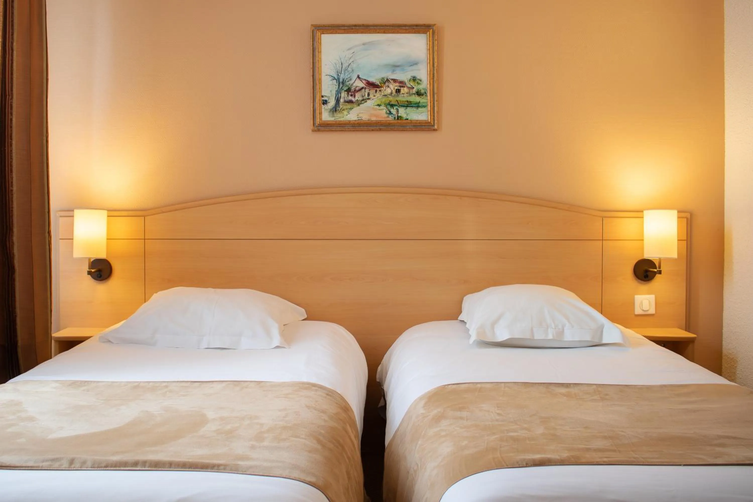 Bed in Brit Hotel Châteaudun