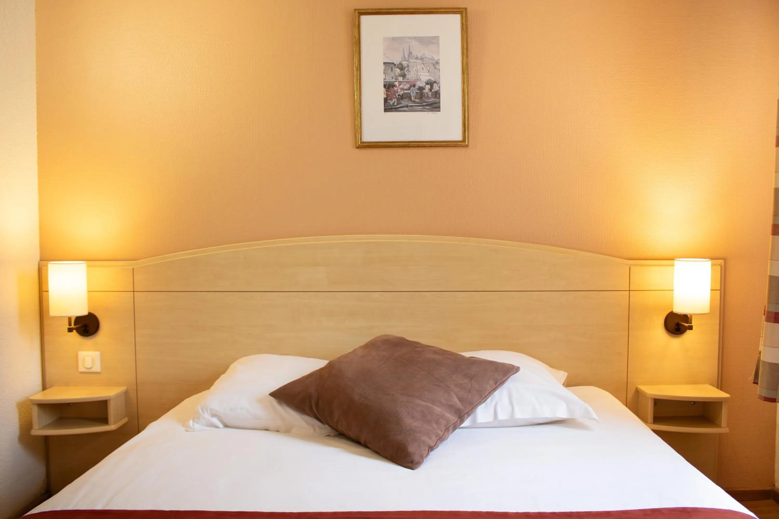 Bed in Brit Hotel Châteaudun