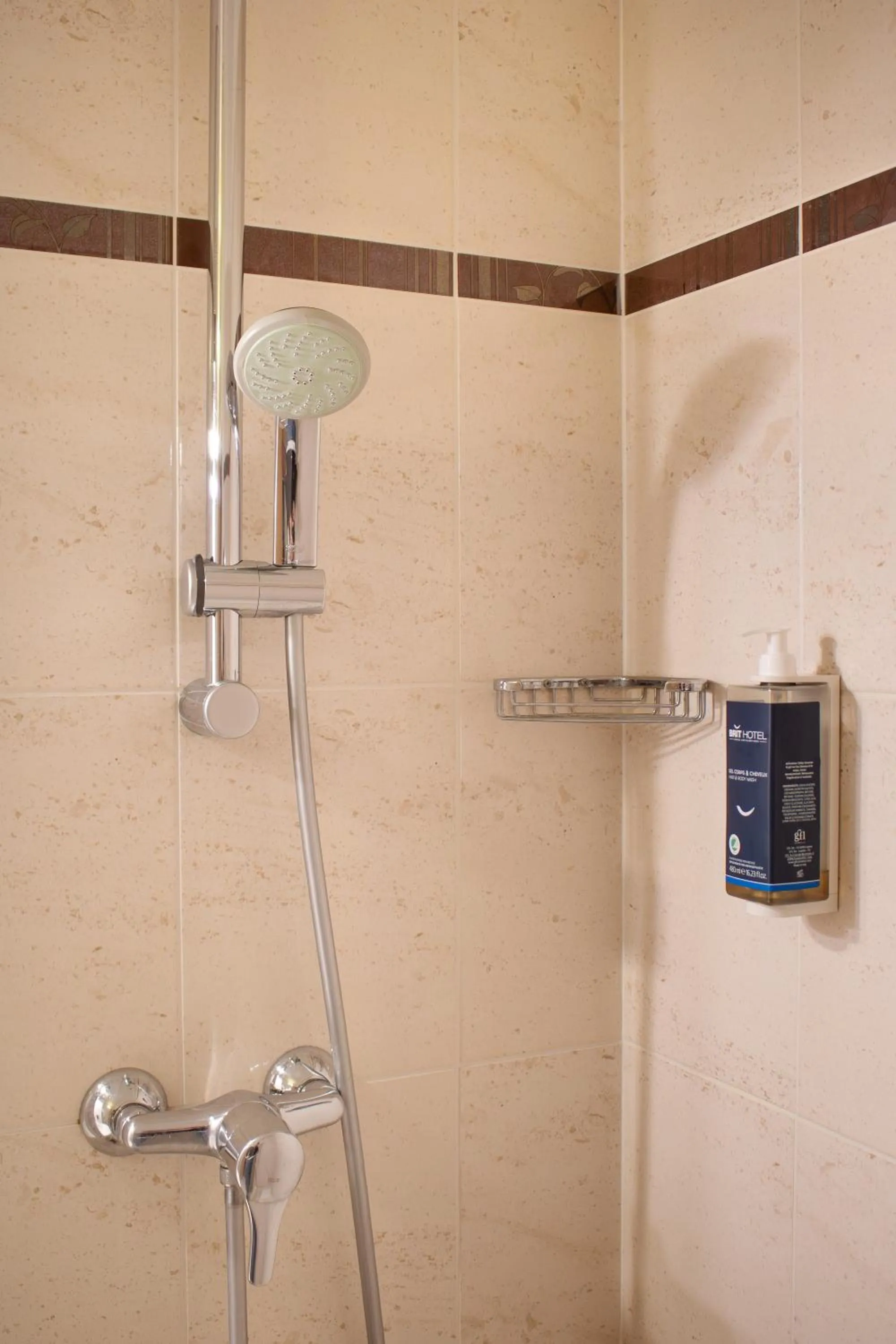 Bathroom in Brit Hotel Châteaudun