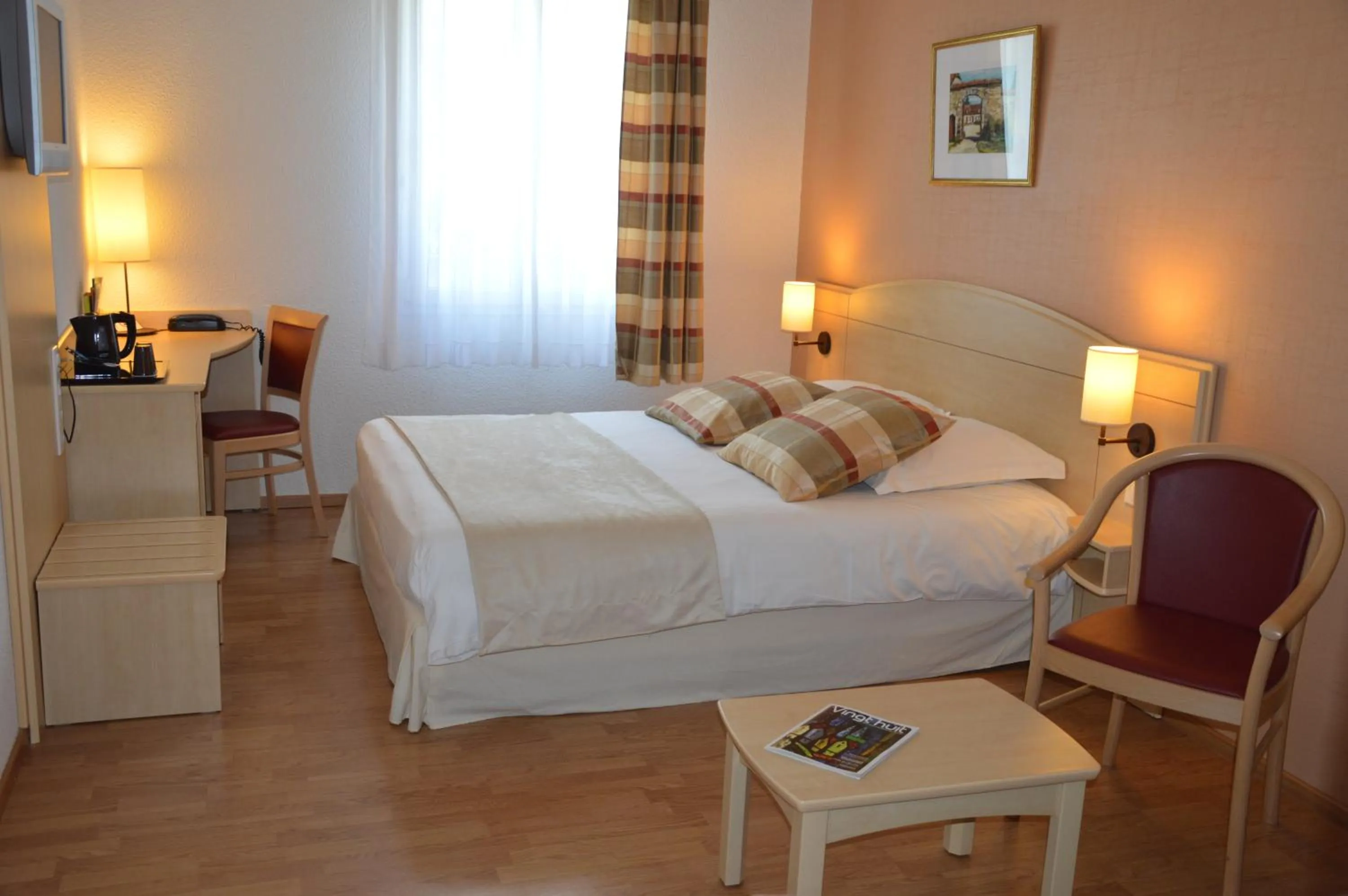 Bed in Brit Hotel Châteaudun