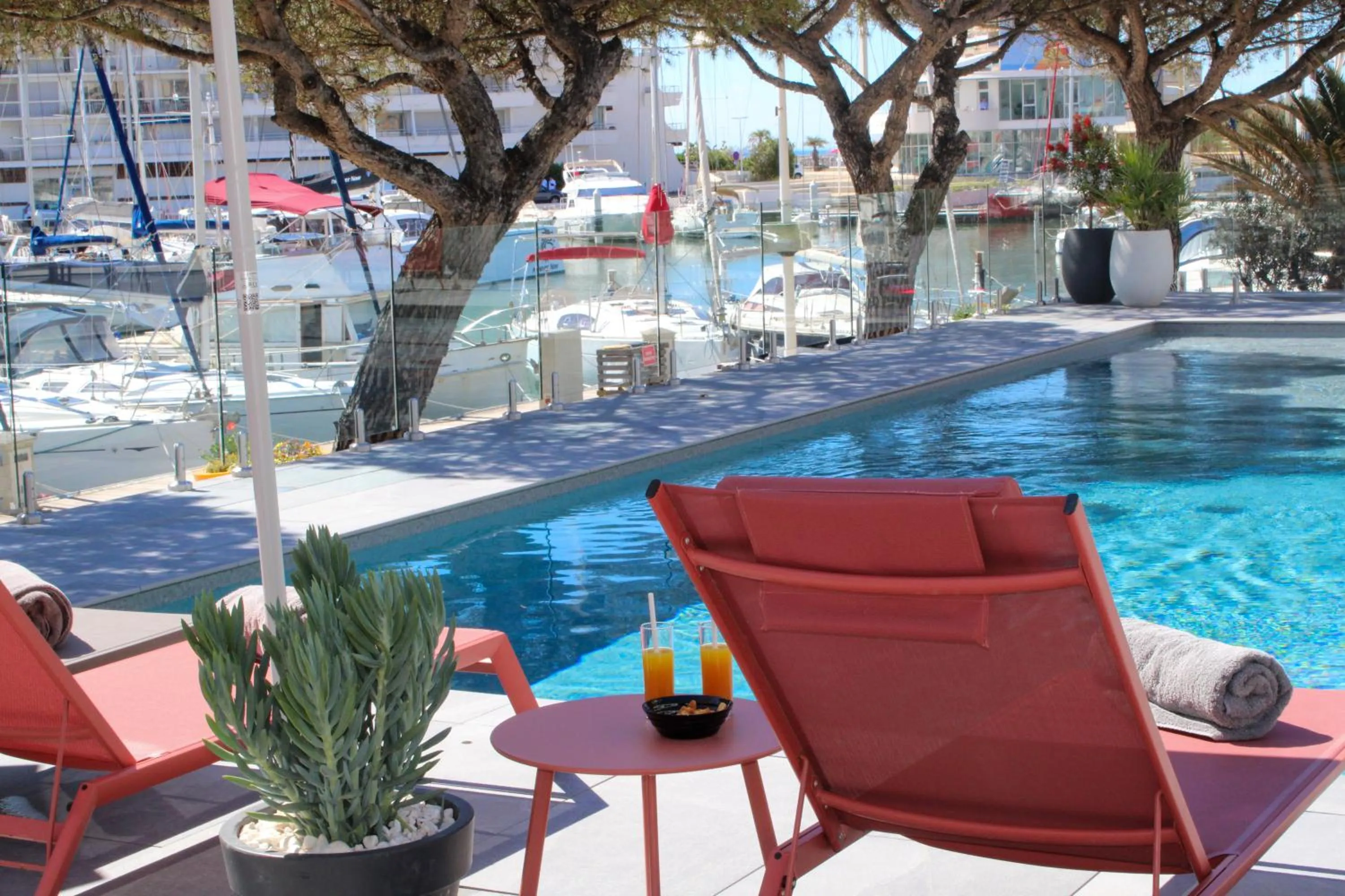 Swimming pool in The Originals Boutique, Hôtel Neptune, Montpellier Sud