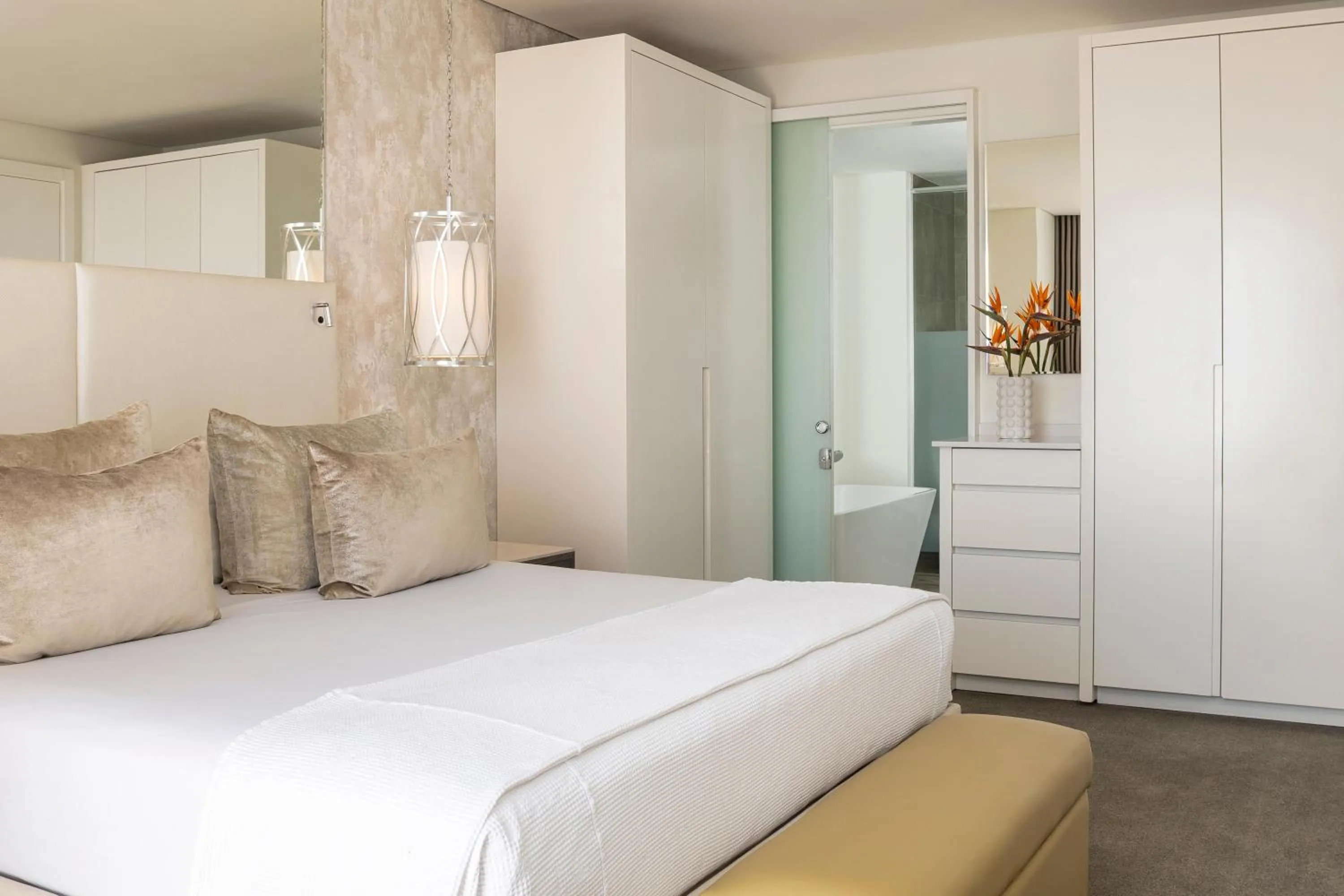 Photo of the whole room, Bed in The Leonardo