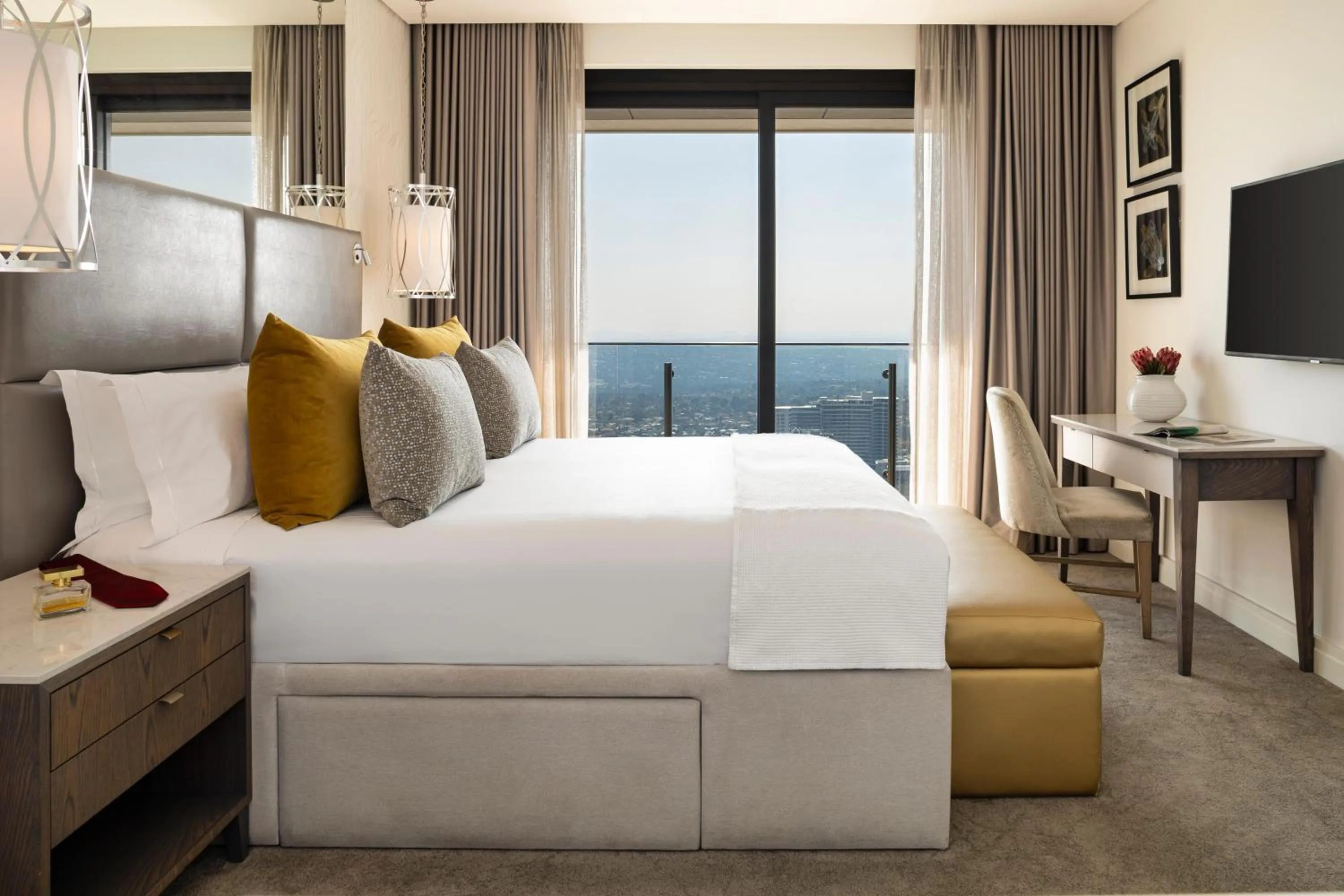 Photo of the whole room, Bed in The Leonardo