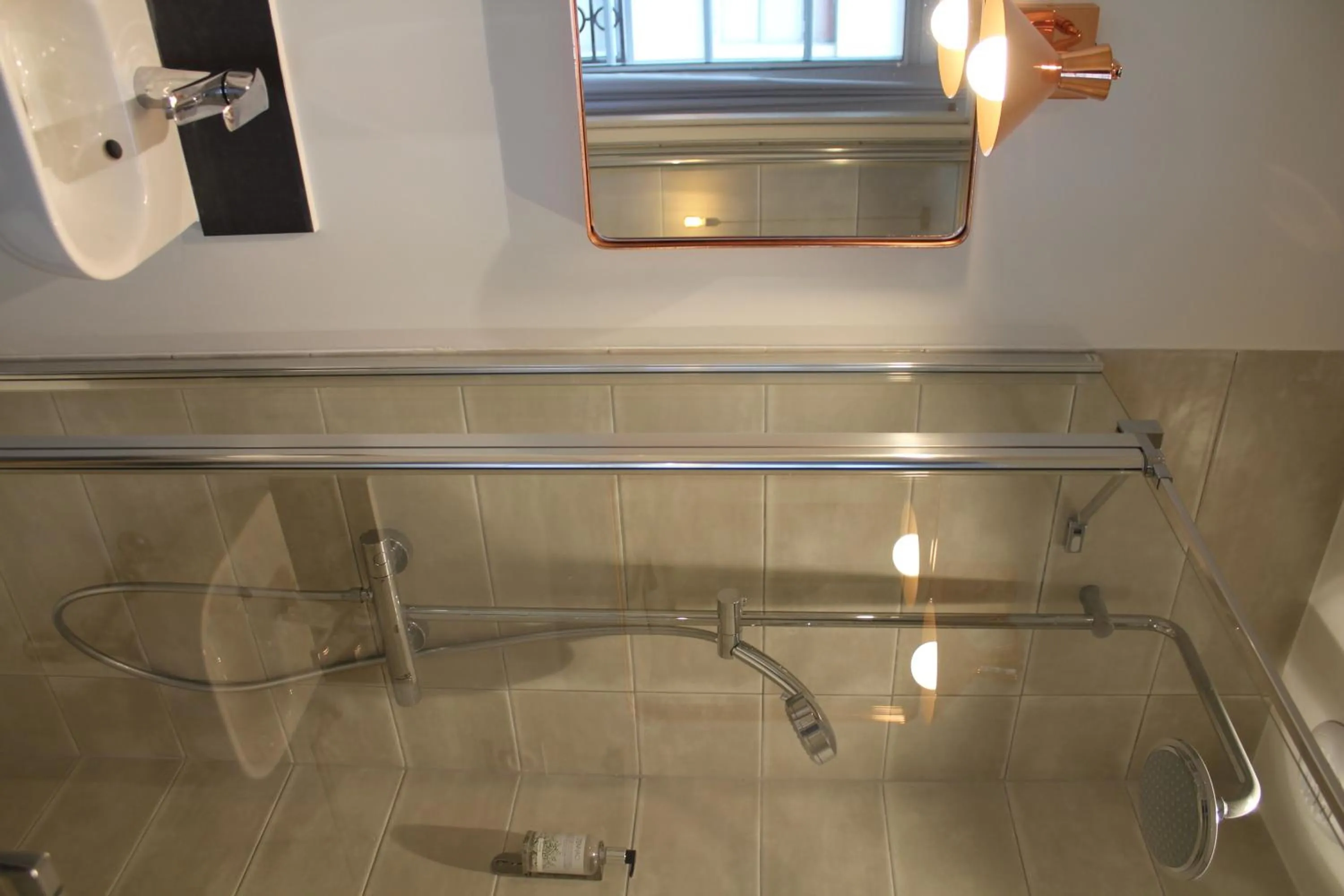 Shower in Hôtel La Fontaine Caen Centre