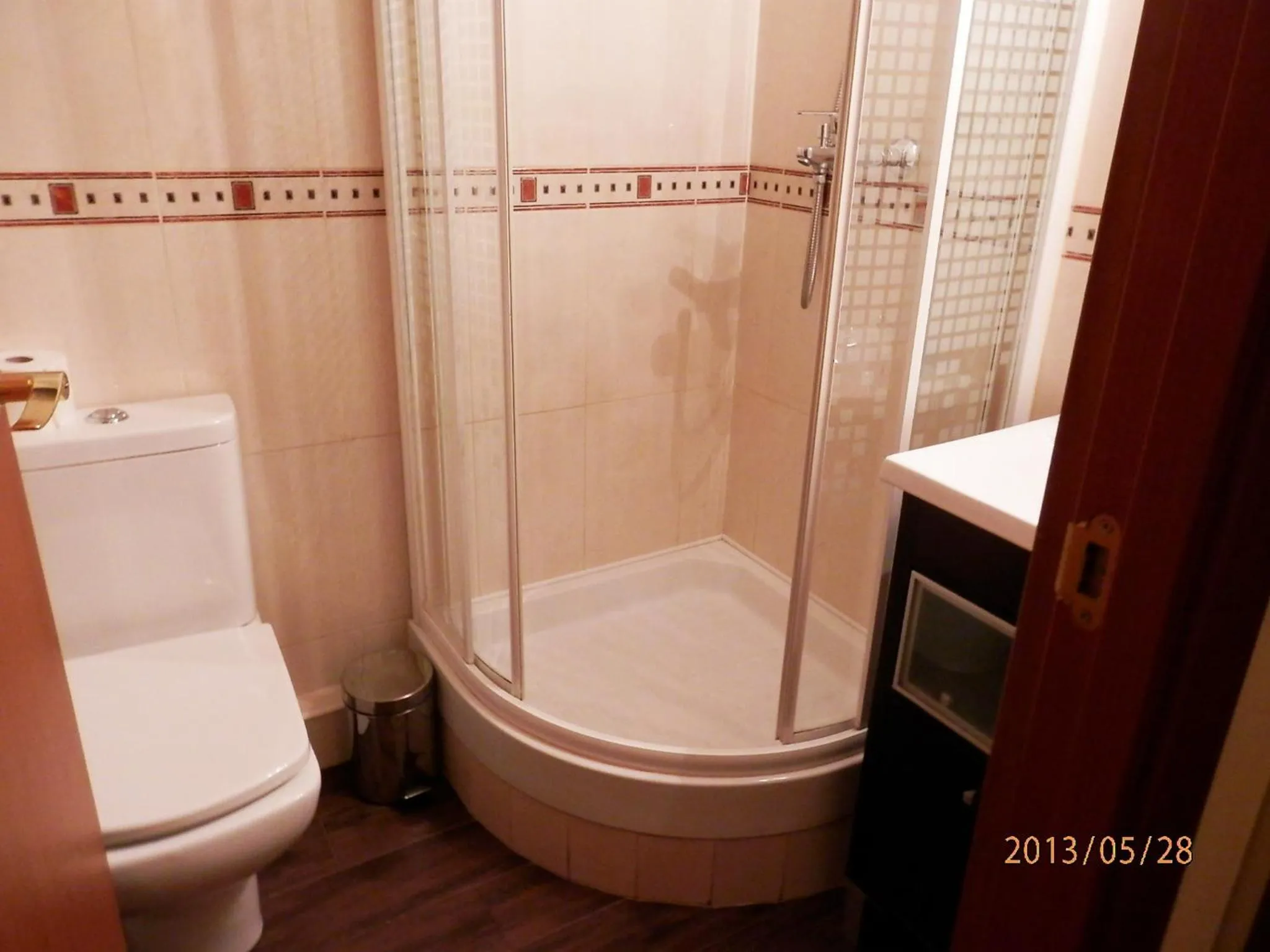 Shower in Barcelona Central Garden Hostal