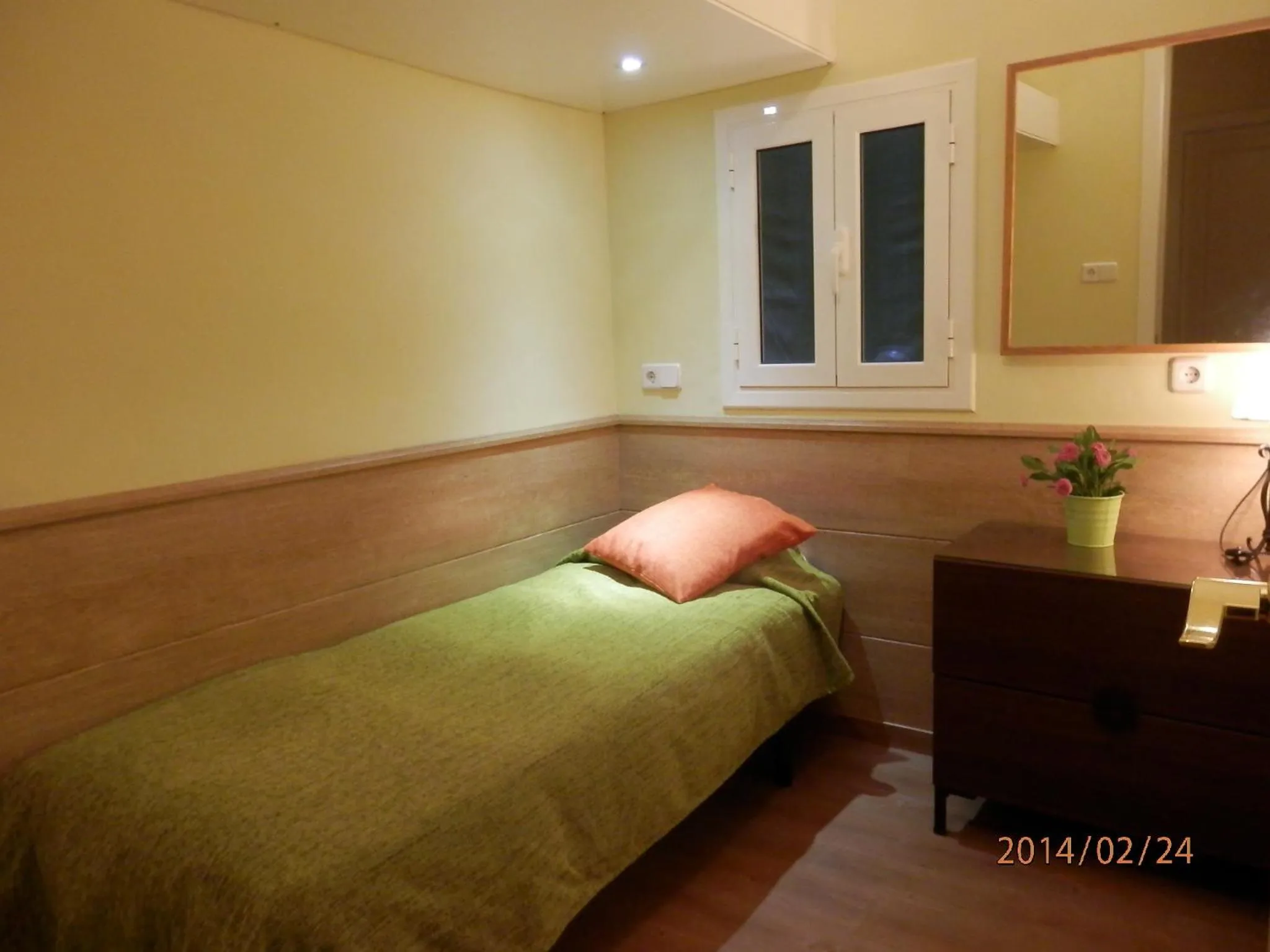 Bed in Barcelona Central Garden Hostal