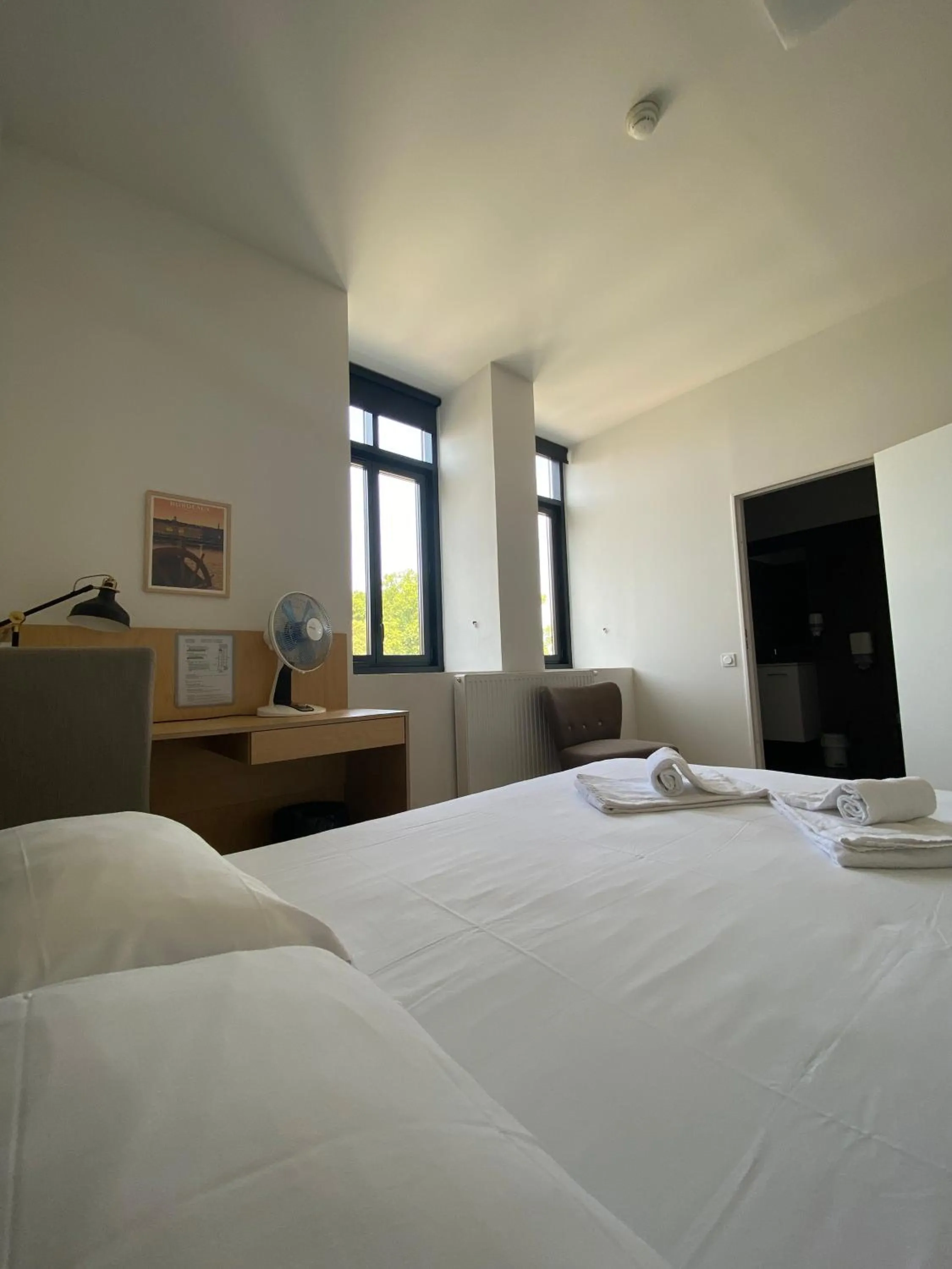 Bedroom, Bed in Hotel Saint Louis Beaulieu - Bordeaux