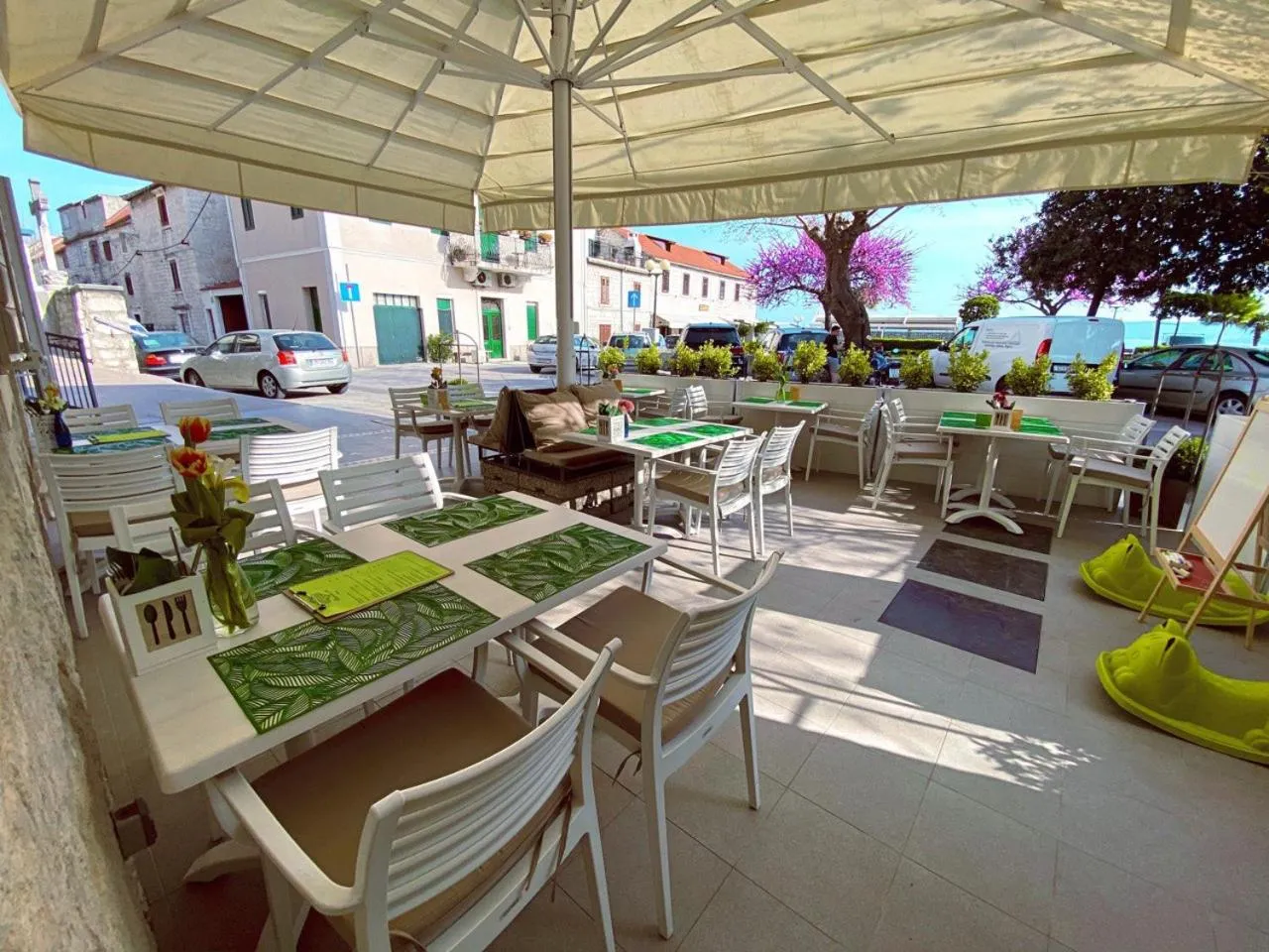 Restaurant/places to eat in Benjamin Hotel