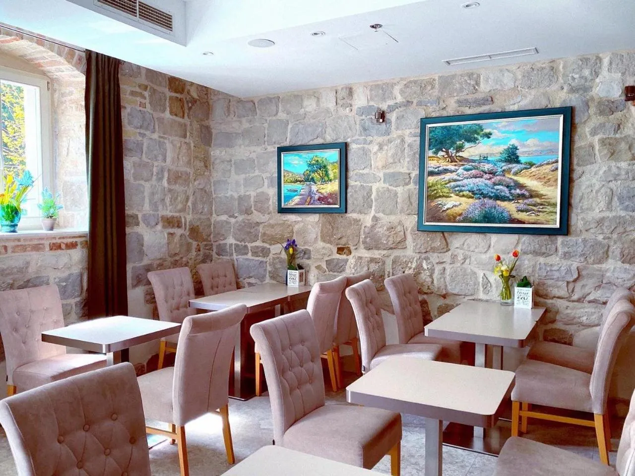 Restaurant/places to eat in Benjamin Hotel