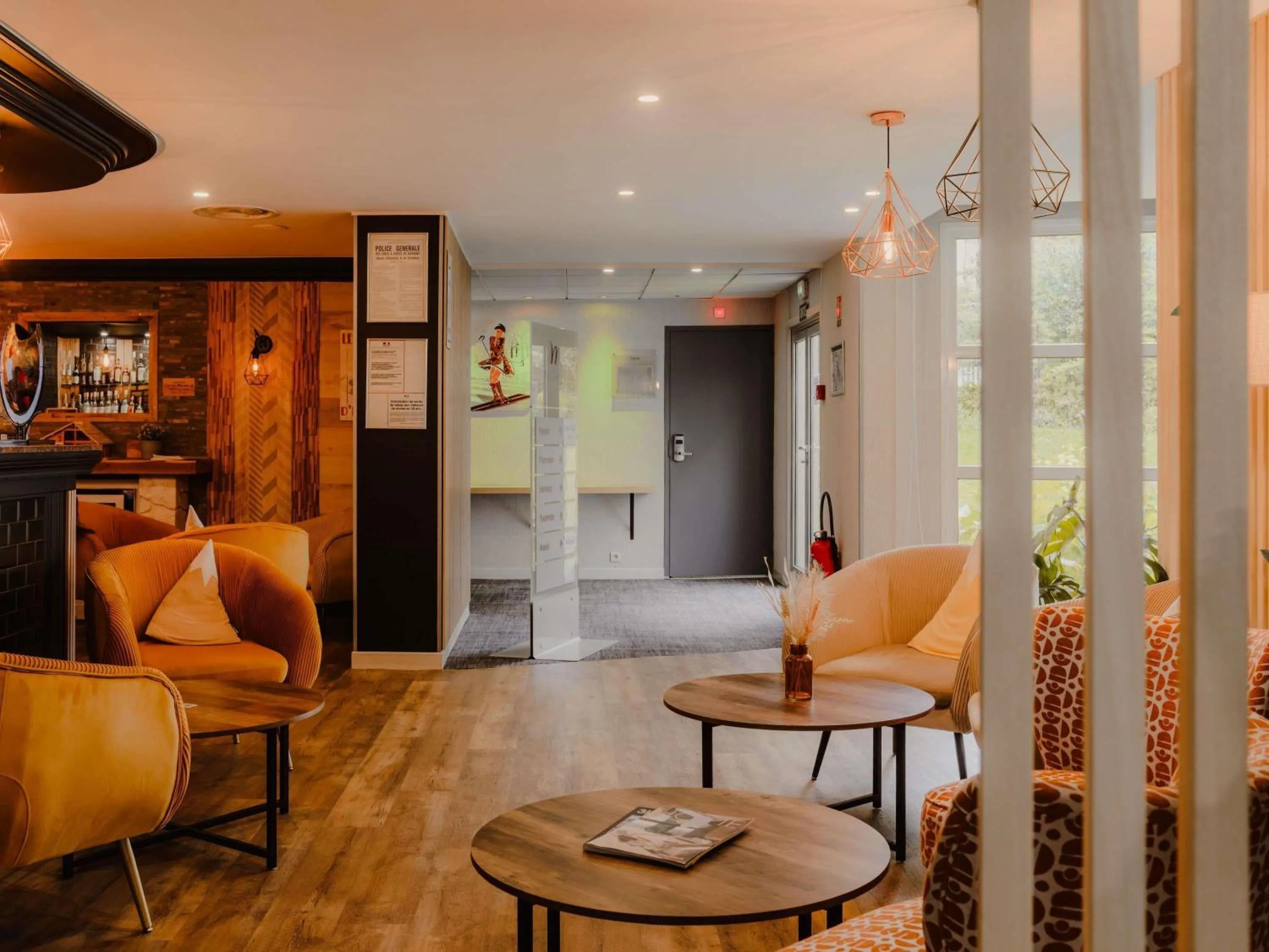 Lounge or bar in Mercure Annecy Sud