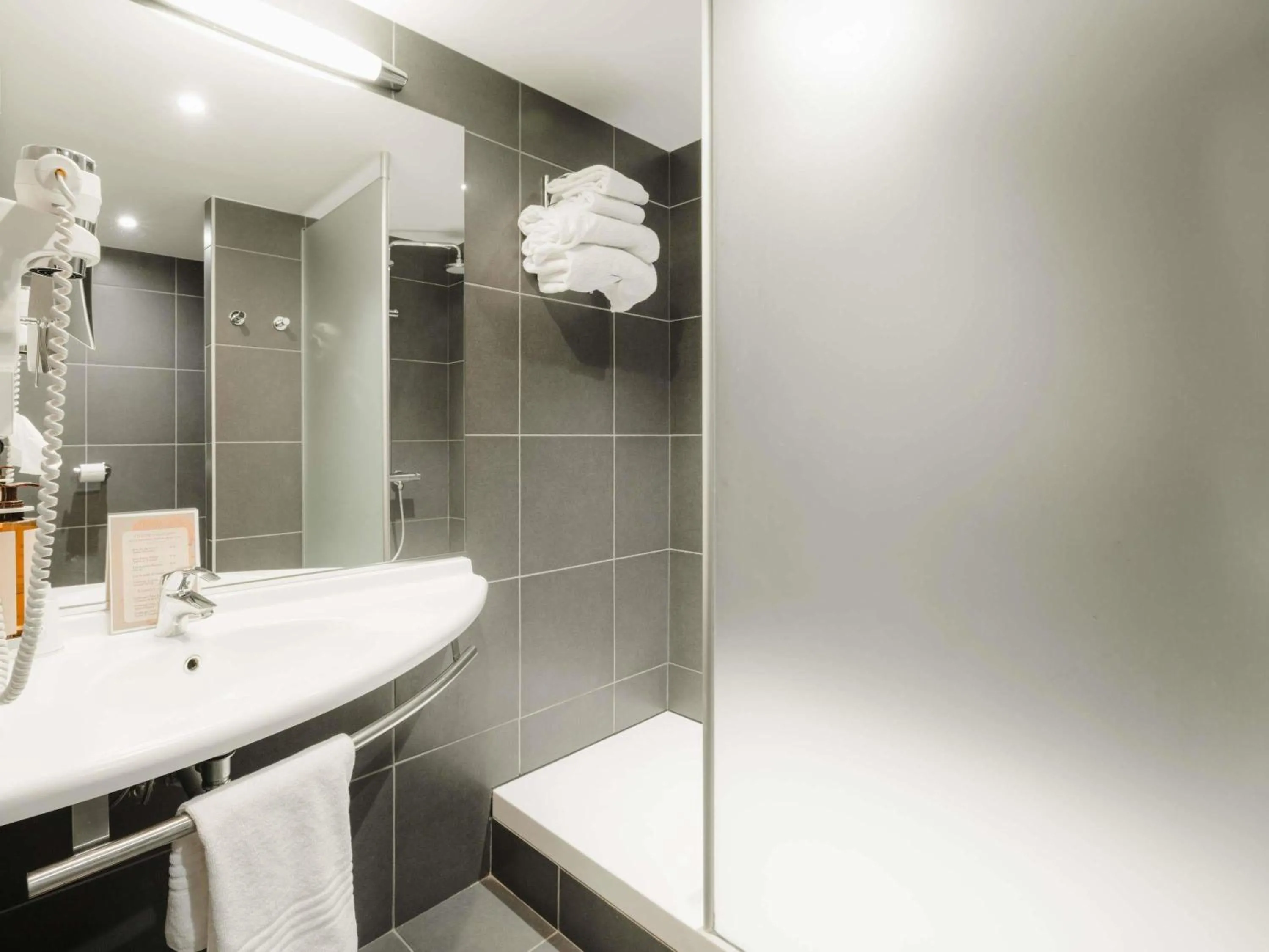 Bedroom in Mercure Annecy Sud