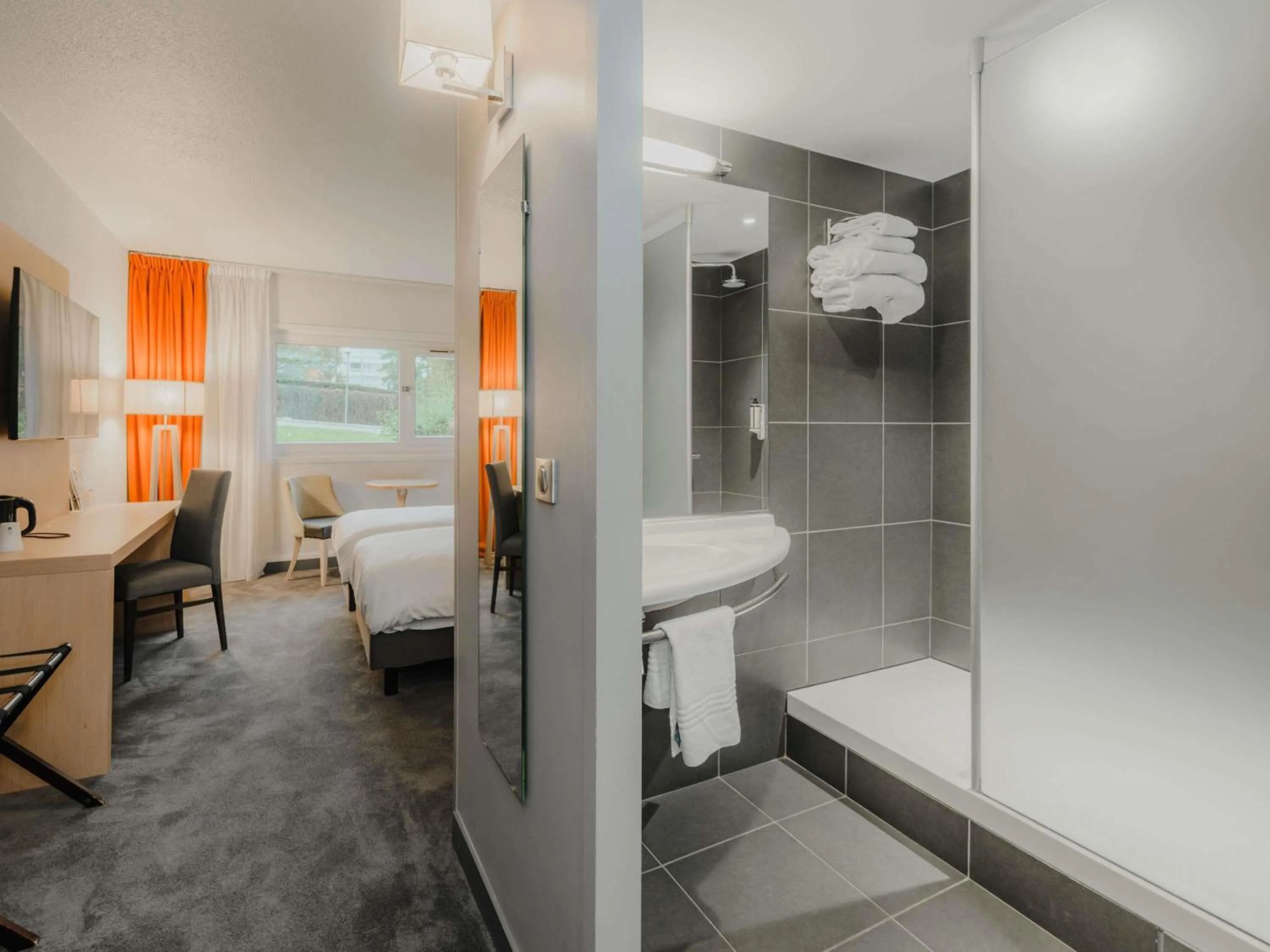 Bedroom in Mercure Annecy Sud