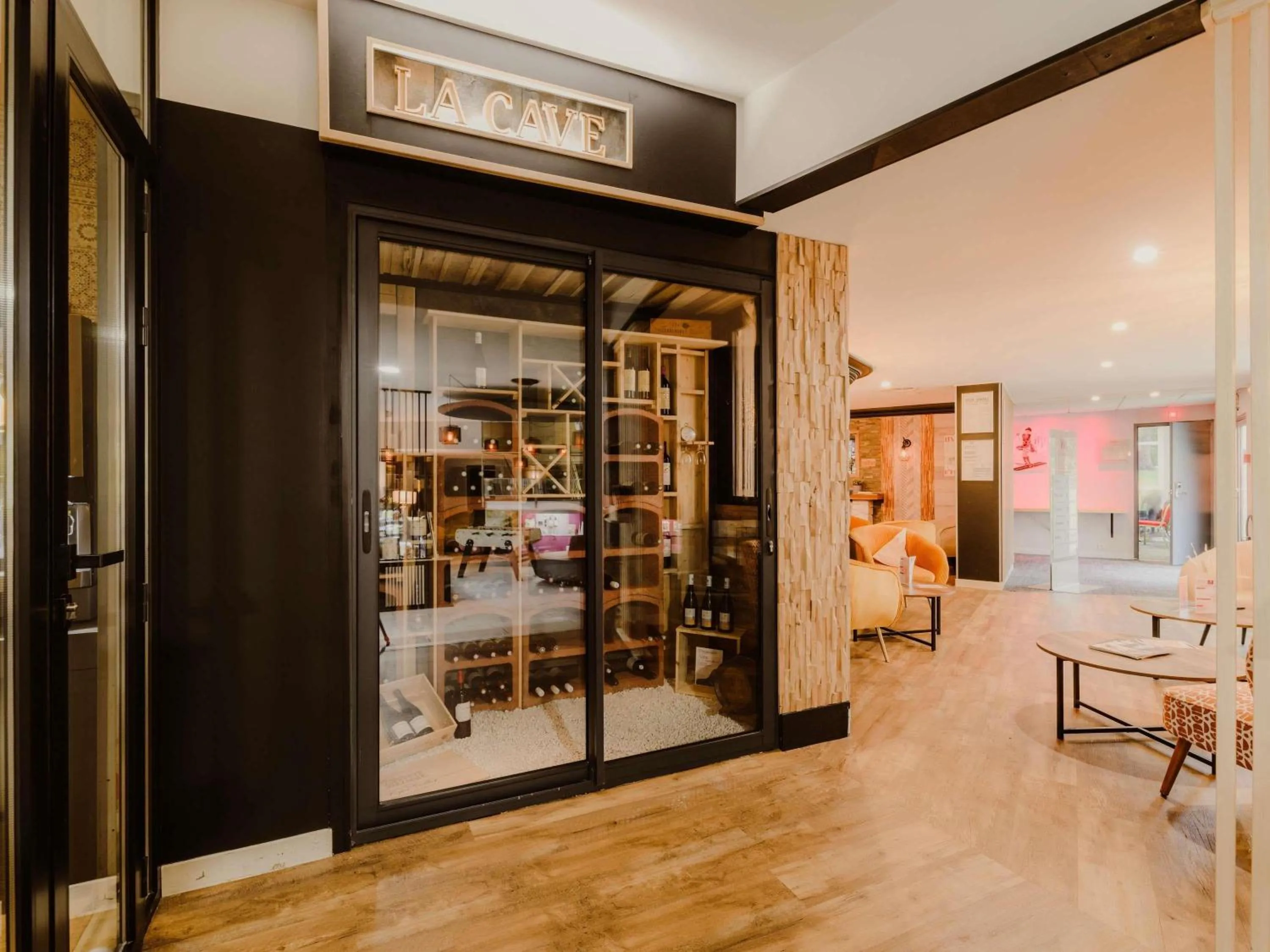 Lounge or bar in Mercure Annecy Sud