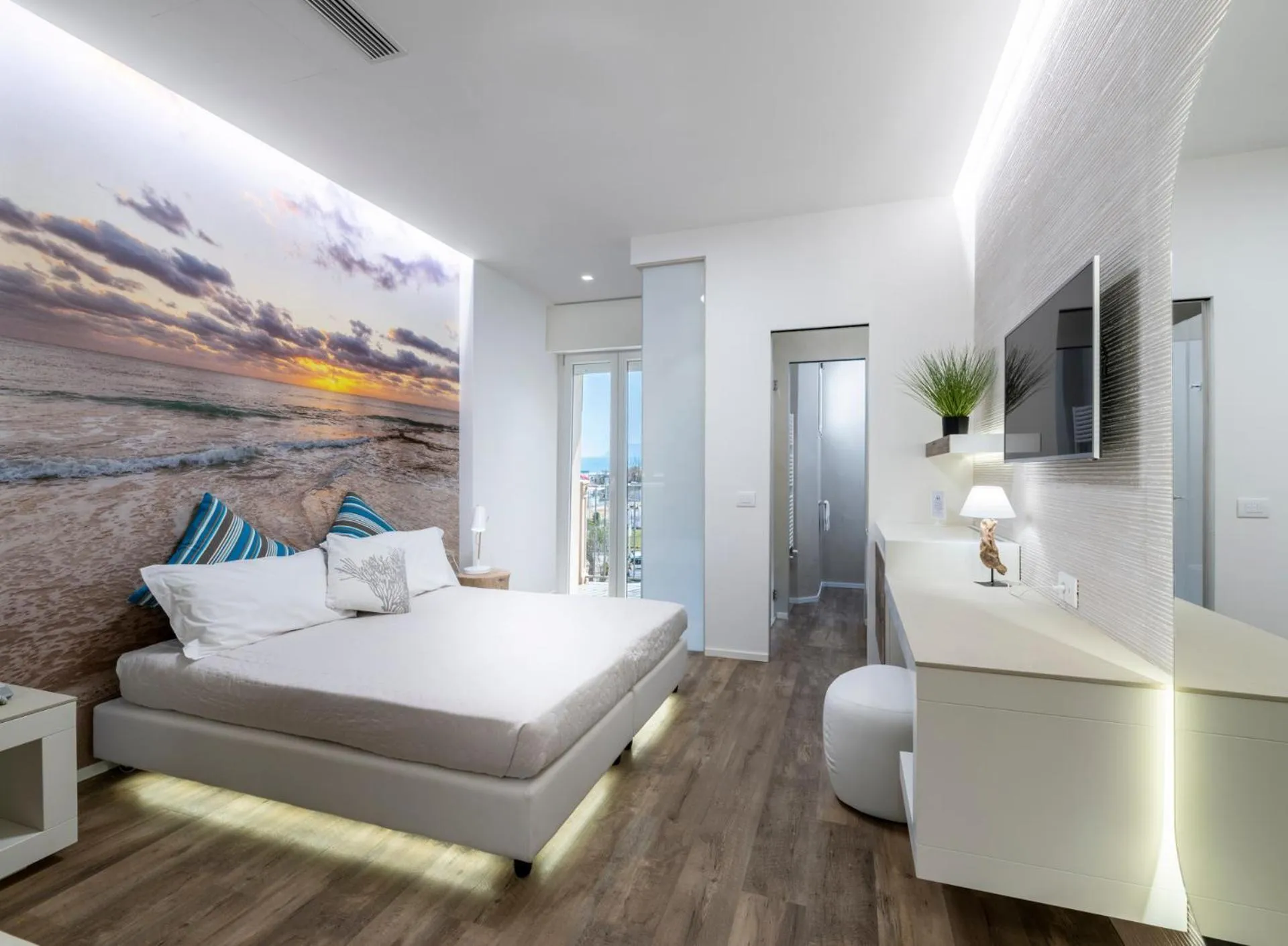 Bedroom, Bed in Hotel Liberty Beach - Parking & Beach