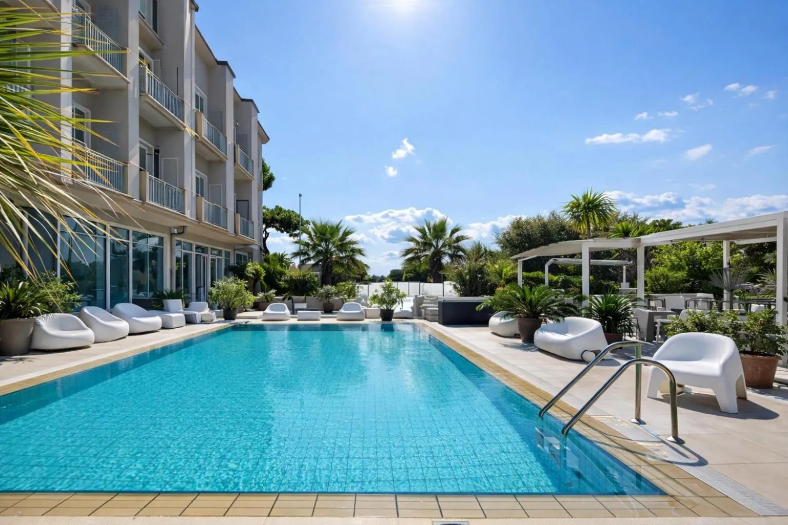 Swimming pool in Hotel Liberty Beach - Parking & Beach