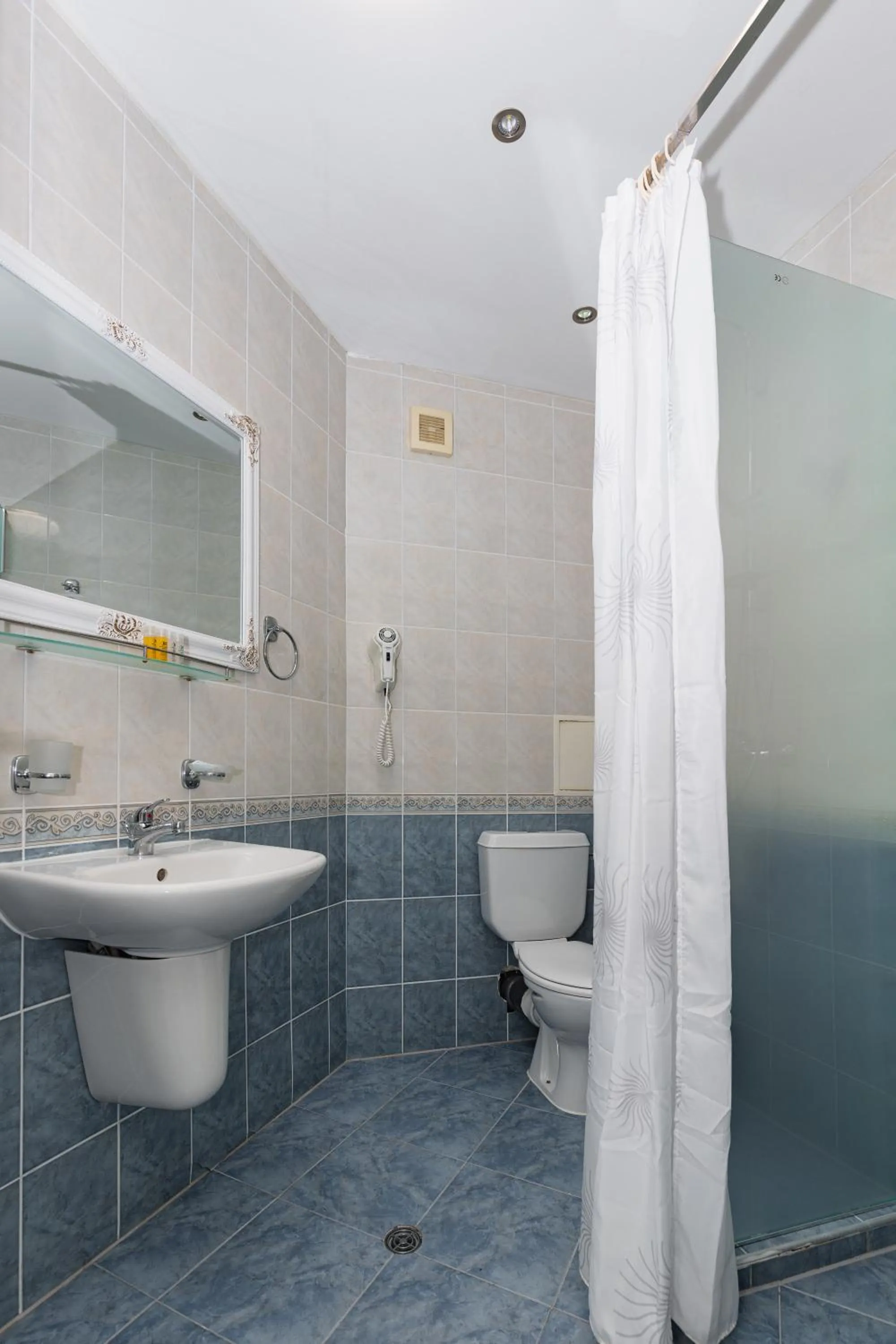 Shower in Favorit Aparthotel