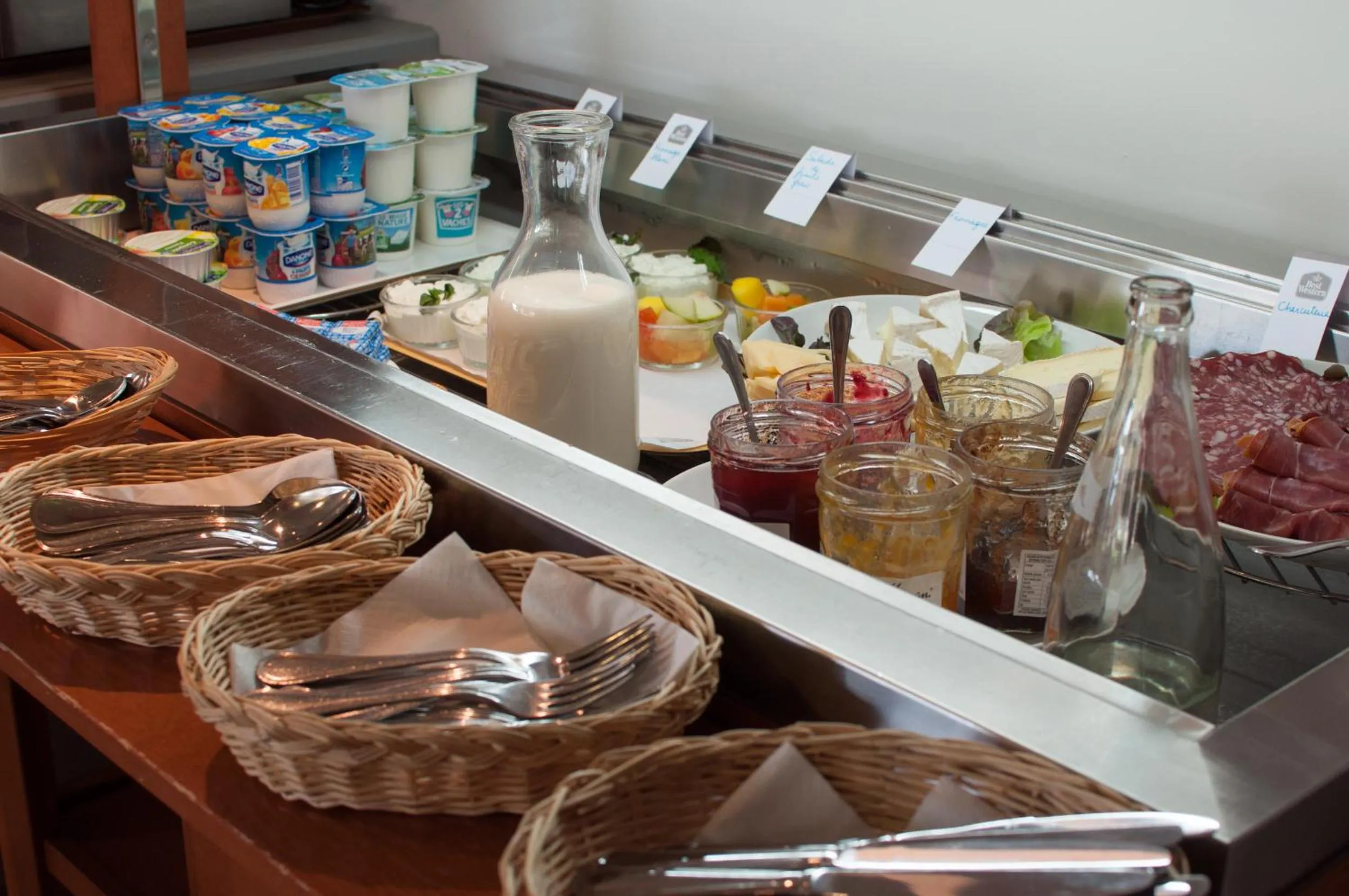 Breakfast in Best Western Hôtel Le Sud