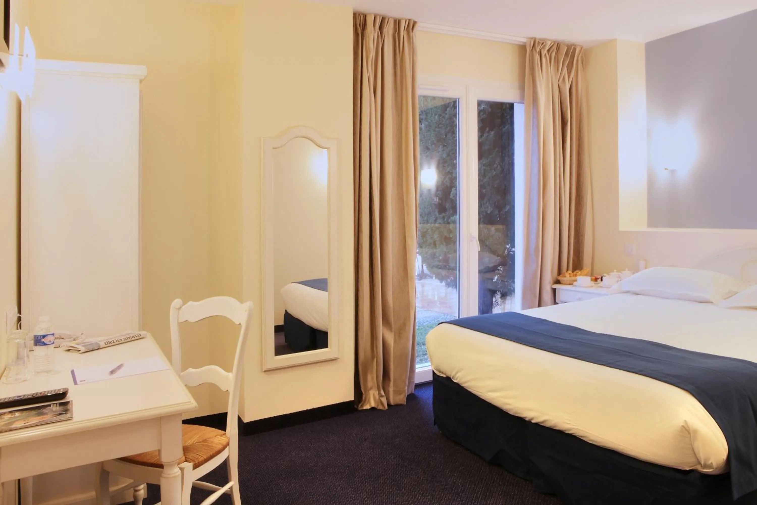 Bedroom, Bed in Best Western Hôtel Le Sud