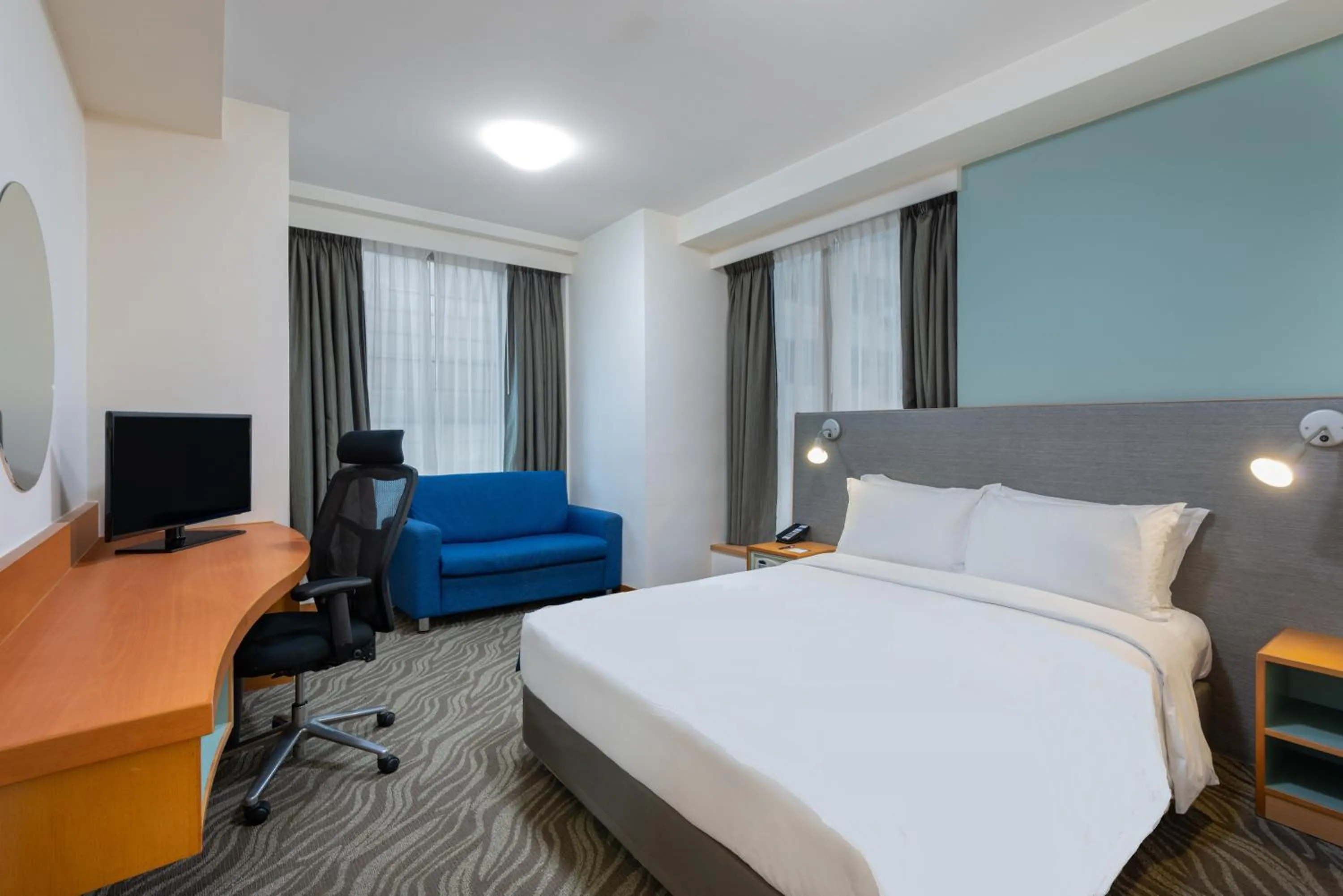Bedroom, Bed in Holiday Inn Express Hong Kong Causeway Bay, an IHG Hotel