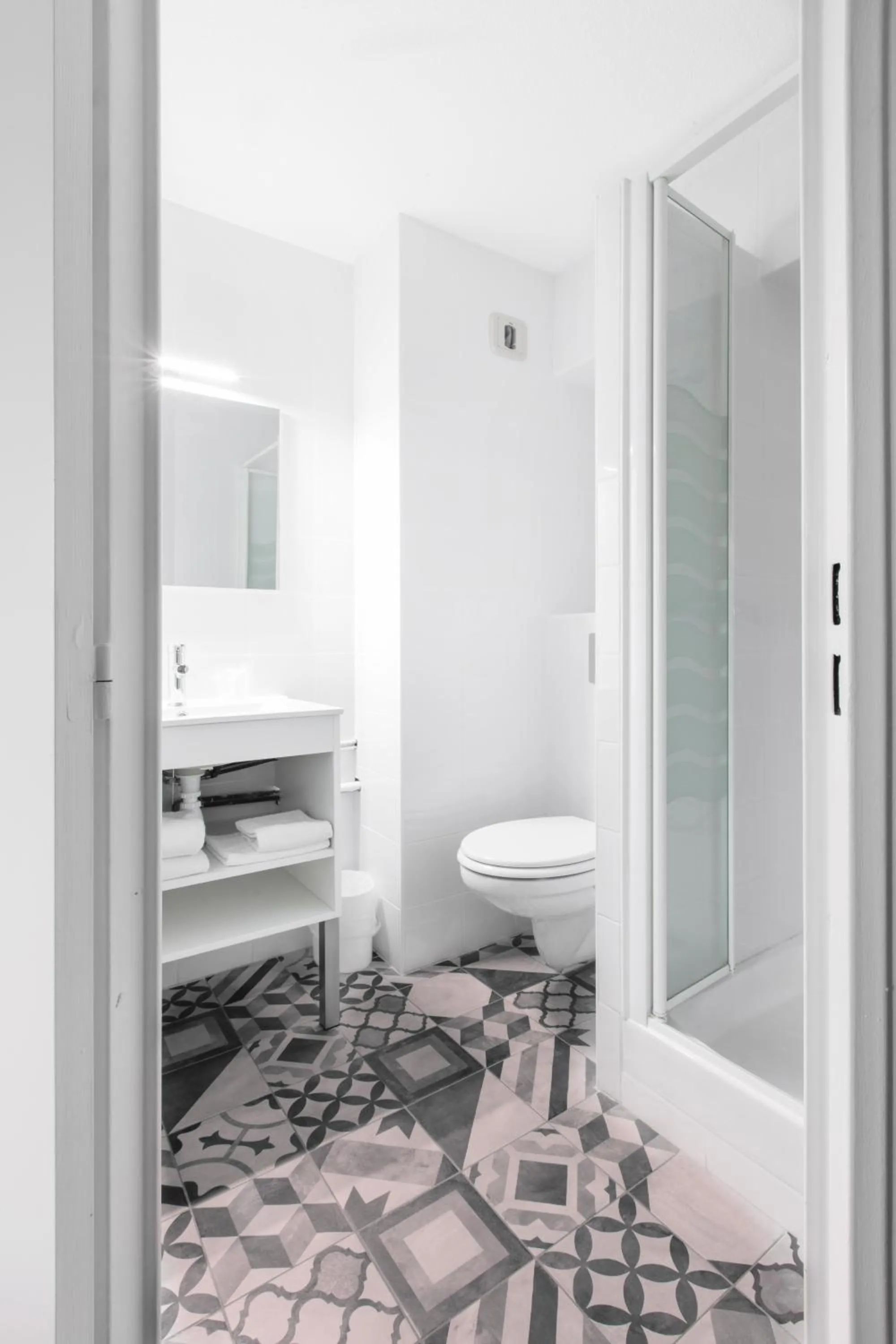 Shower in The Originals Access, Hôtel Clermont-Ferrand Nord