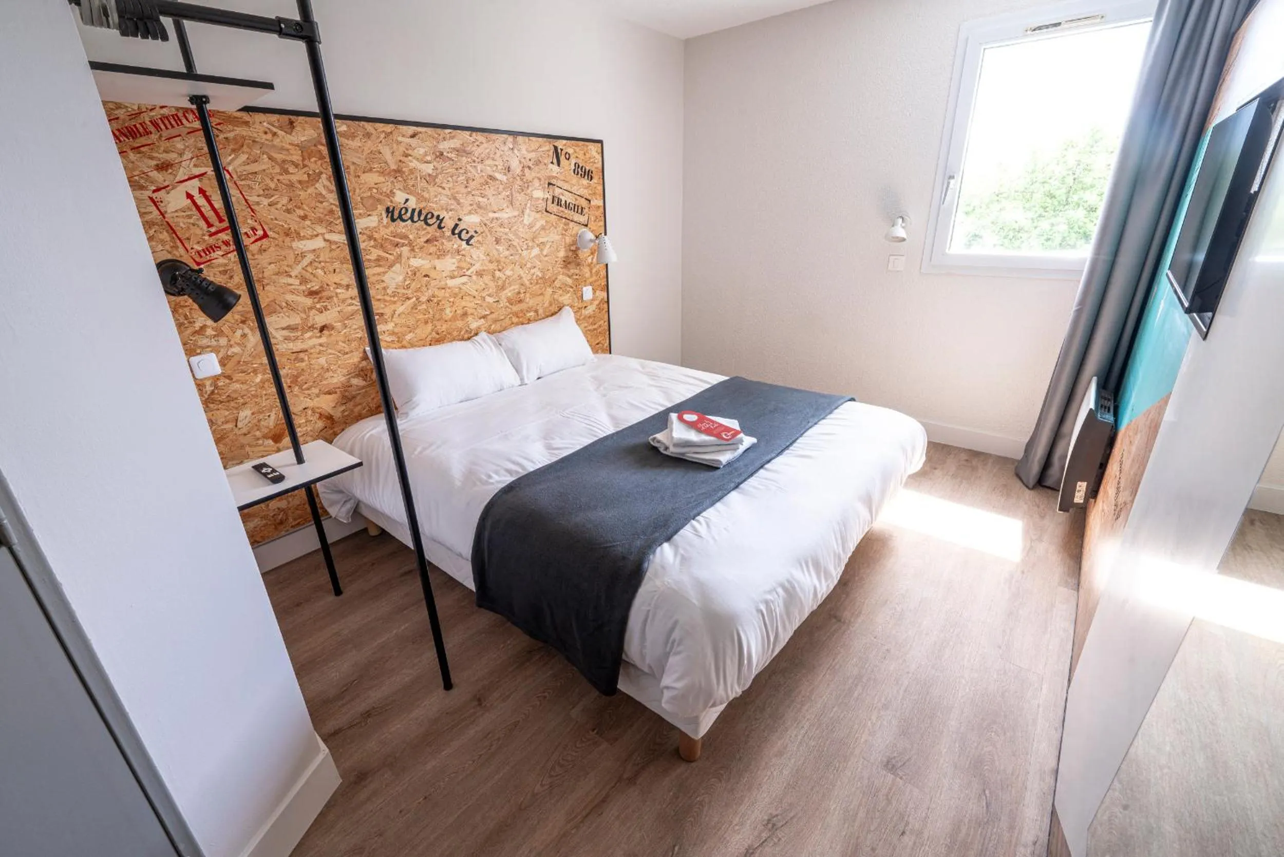 Photo of the whole room, Bed in The Originals Access, Hôtel Clermont-Ferrand Nord