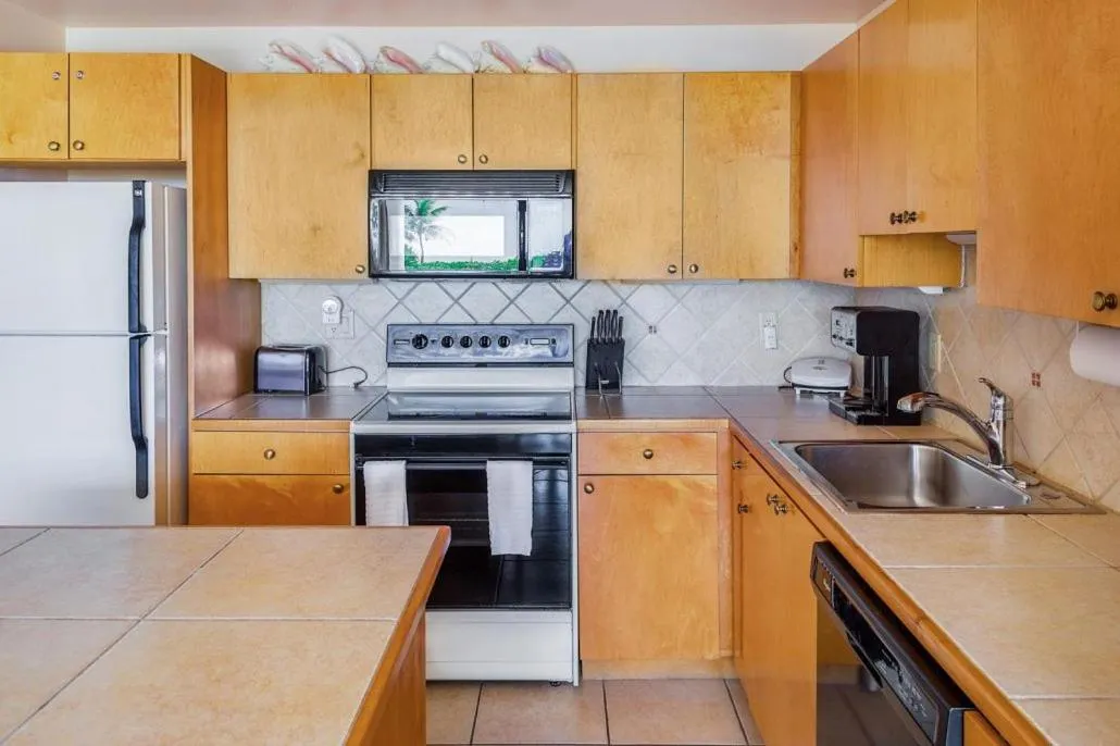 Kitchen or kitchenette in Coral Gardens on Grace Bay