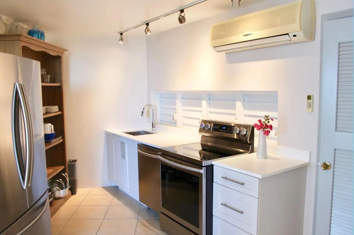 Kitchen or kitchenette in Coral Gardens on Grace Bay