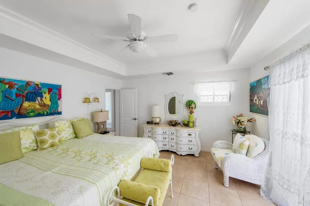 Bedroom, Bed in Coral Gardens on Grace Bay