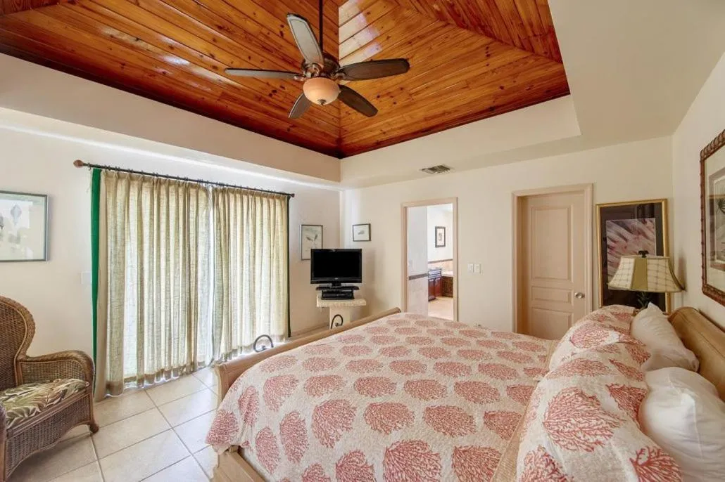 Bedroom, Bed in Coral Gardens on Grace Bay