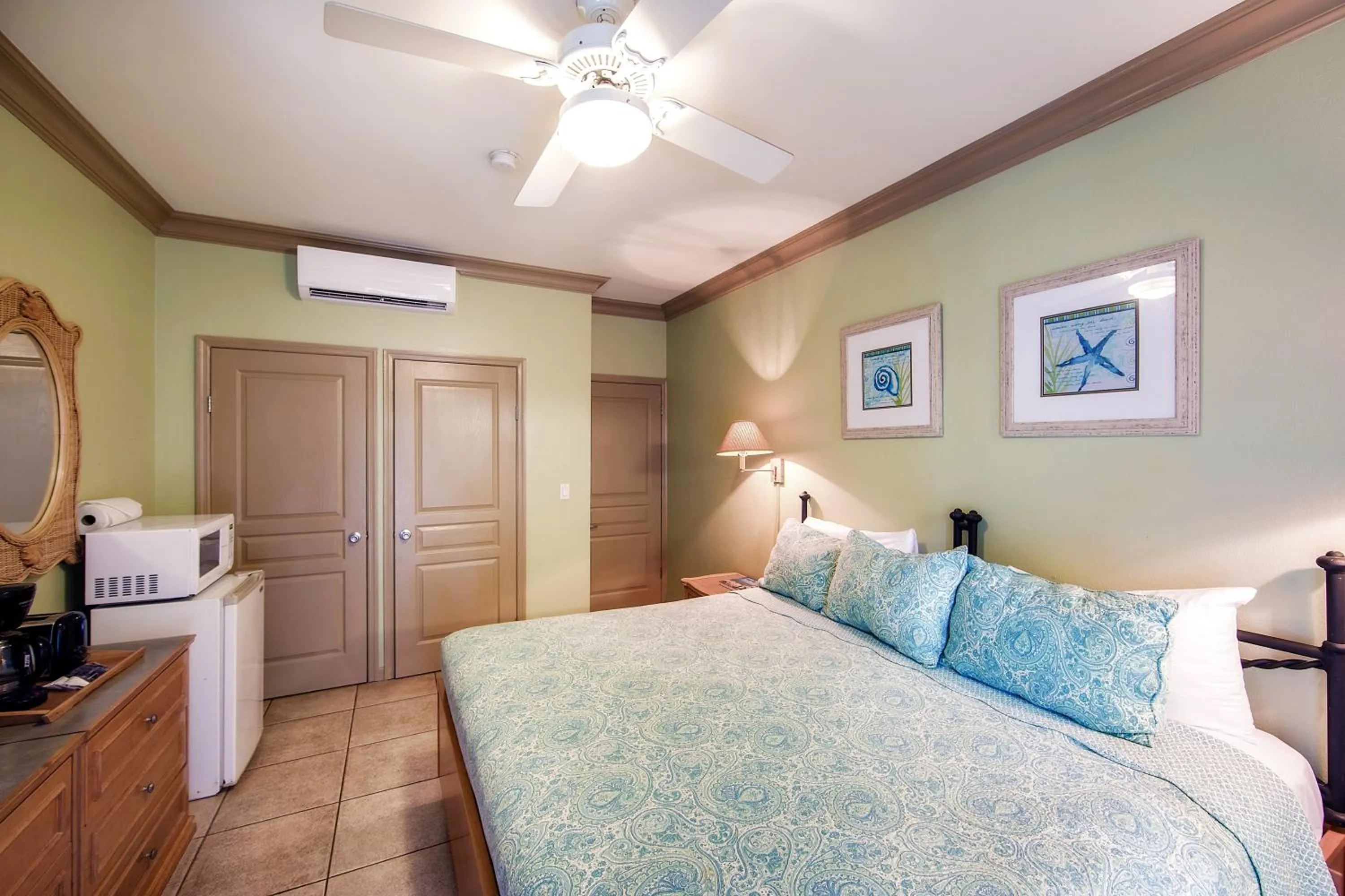 Bedroom, Bed in Coral Gardens on Grace Bay