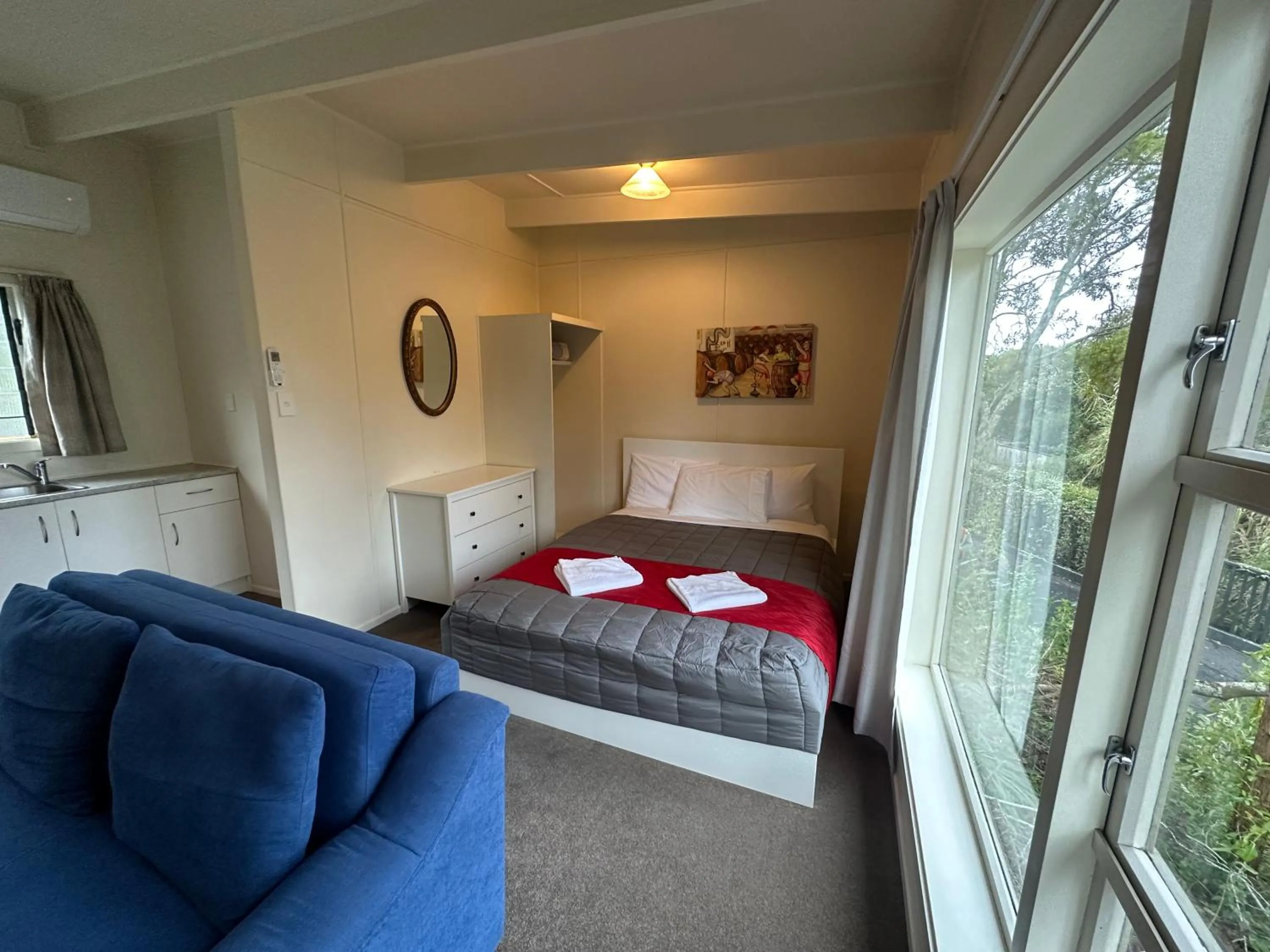 Bed in Touchwood Motor Inn & Inner City Camping Ground