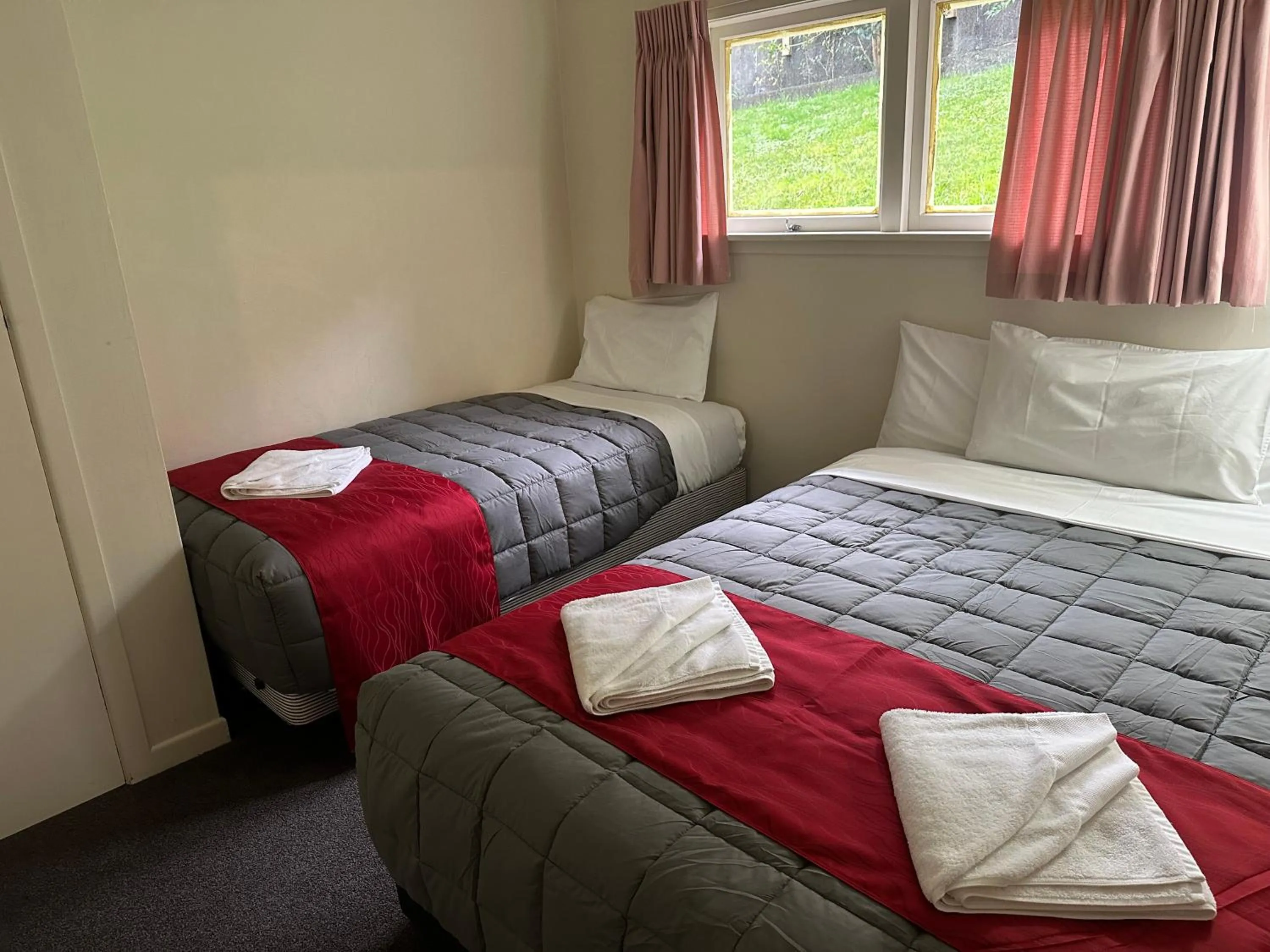Bed in Touchwood Motor Inn & Inner City Camping Ground