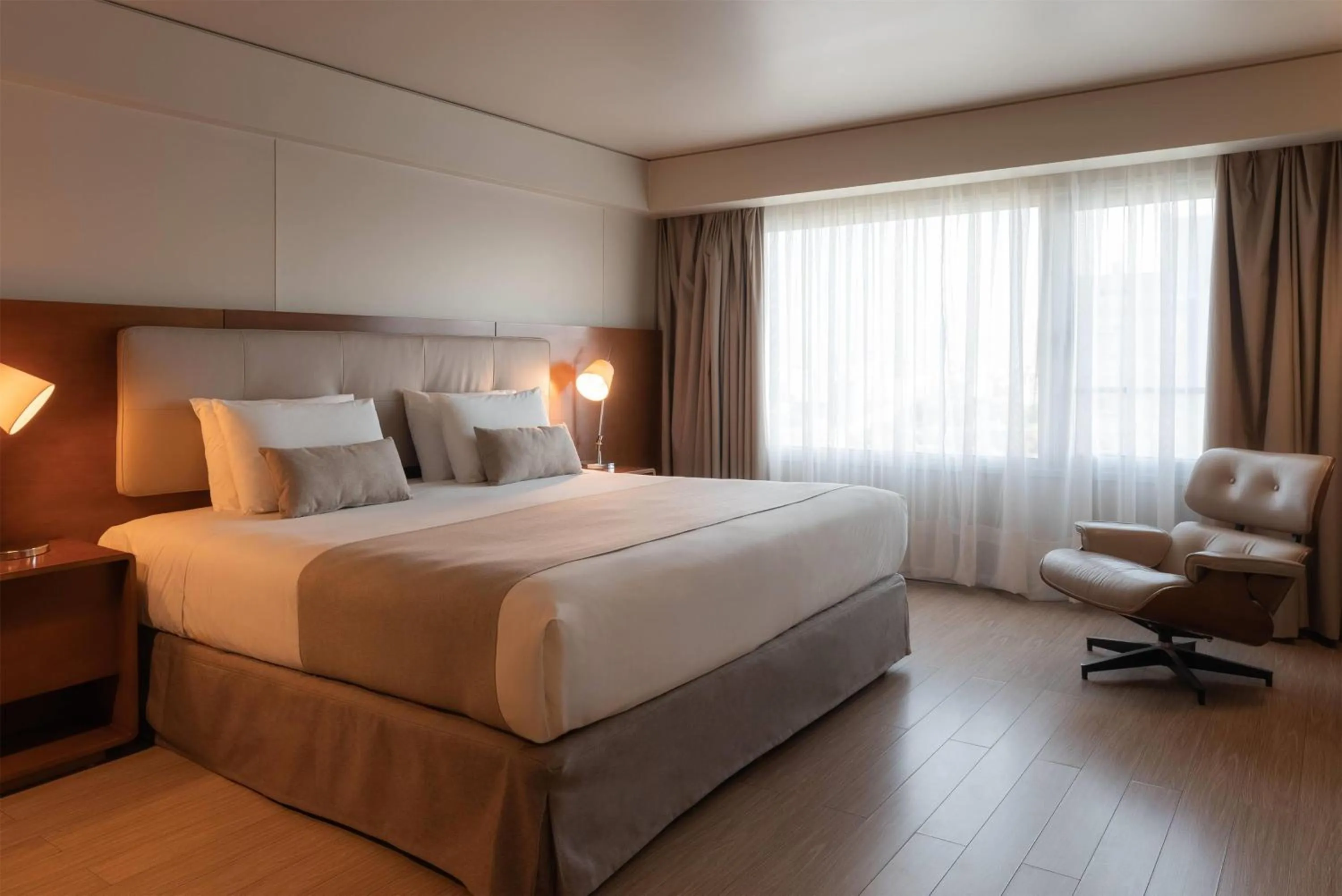 Photo of the whole room, Bed in Dazzler by Wyndham Montevideo