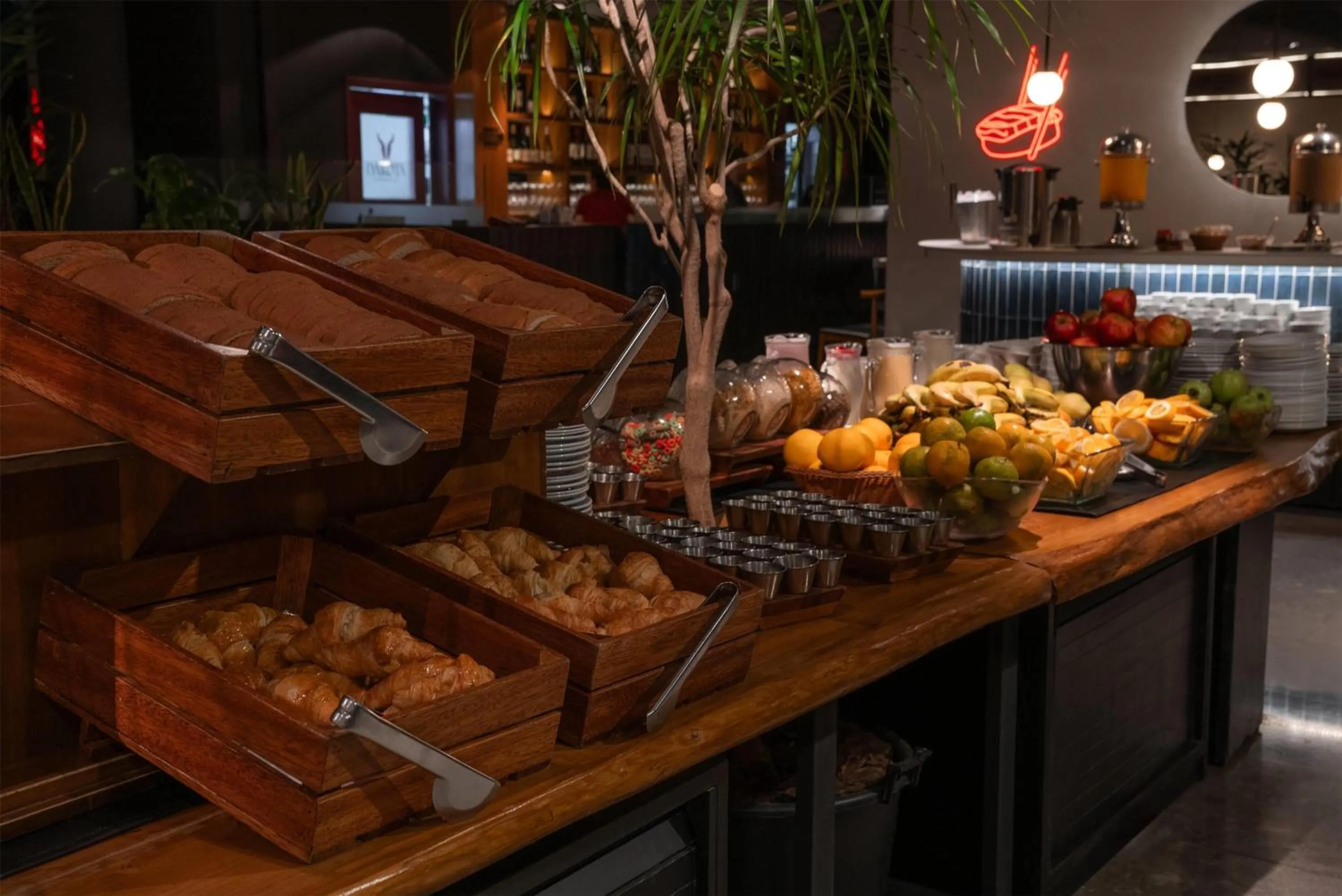 Restaurant/places to eat in Dazzler by Wyndham Montevideo