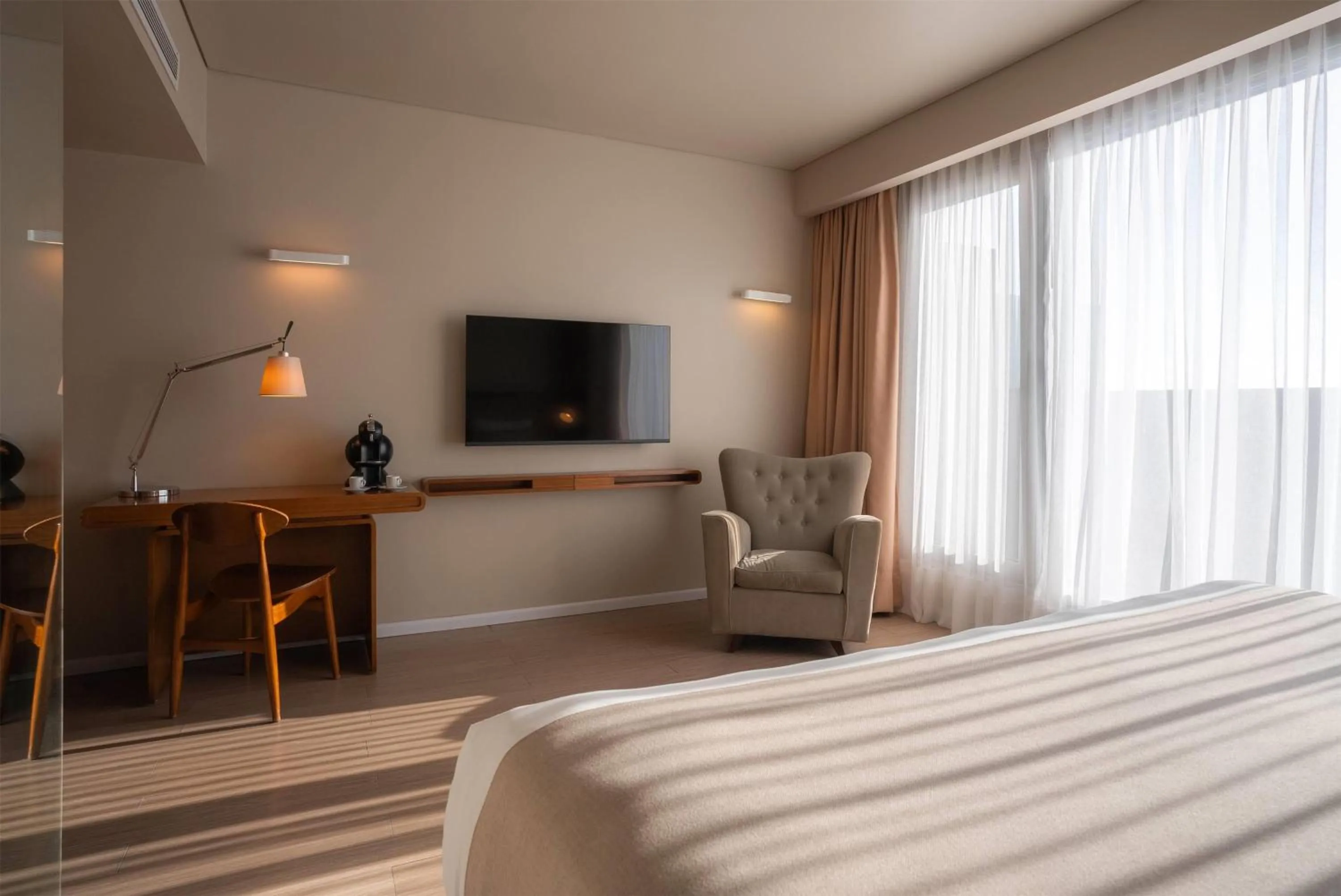 Photo of the whole room, Bed in Dazzler by Wyndham Montevideo