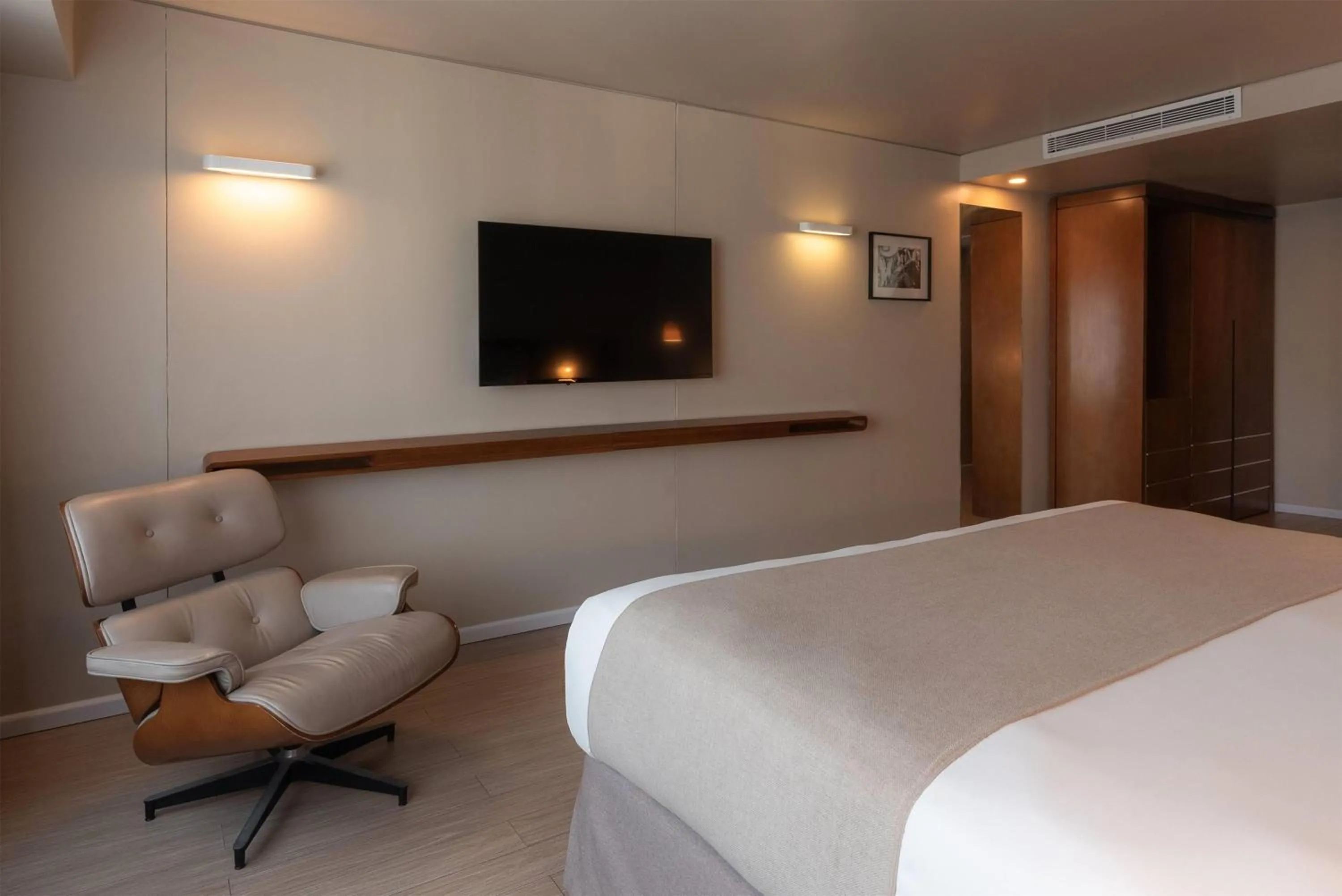 Photo of the whole room, Bed in Dazzler by Wyndham Montevideo