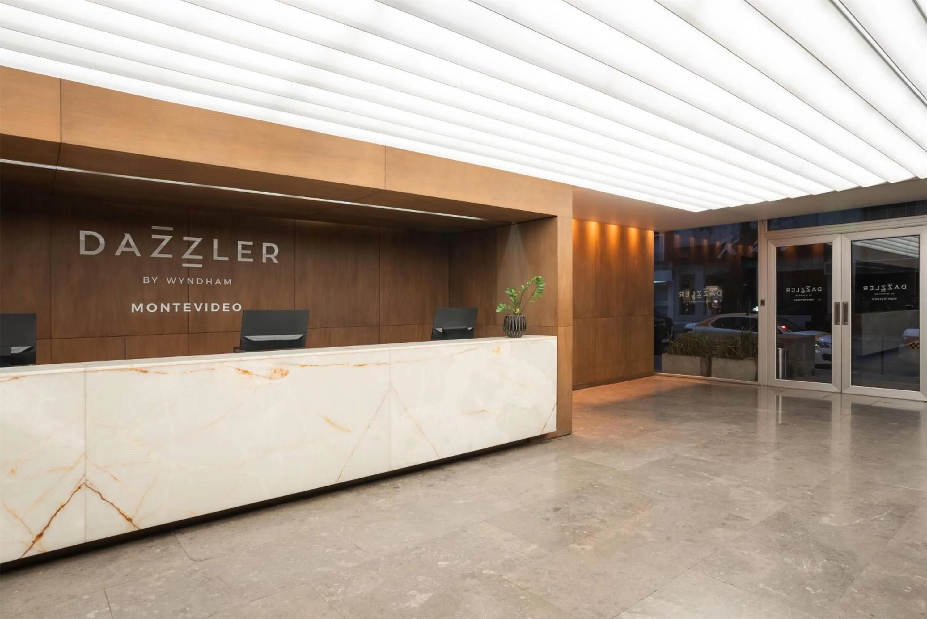 Lobby or reception in Dazzler by Wyndham Montevideo