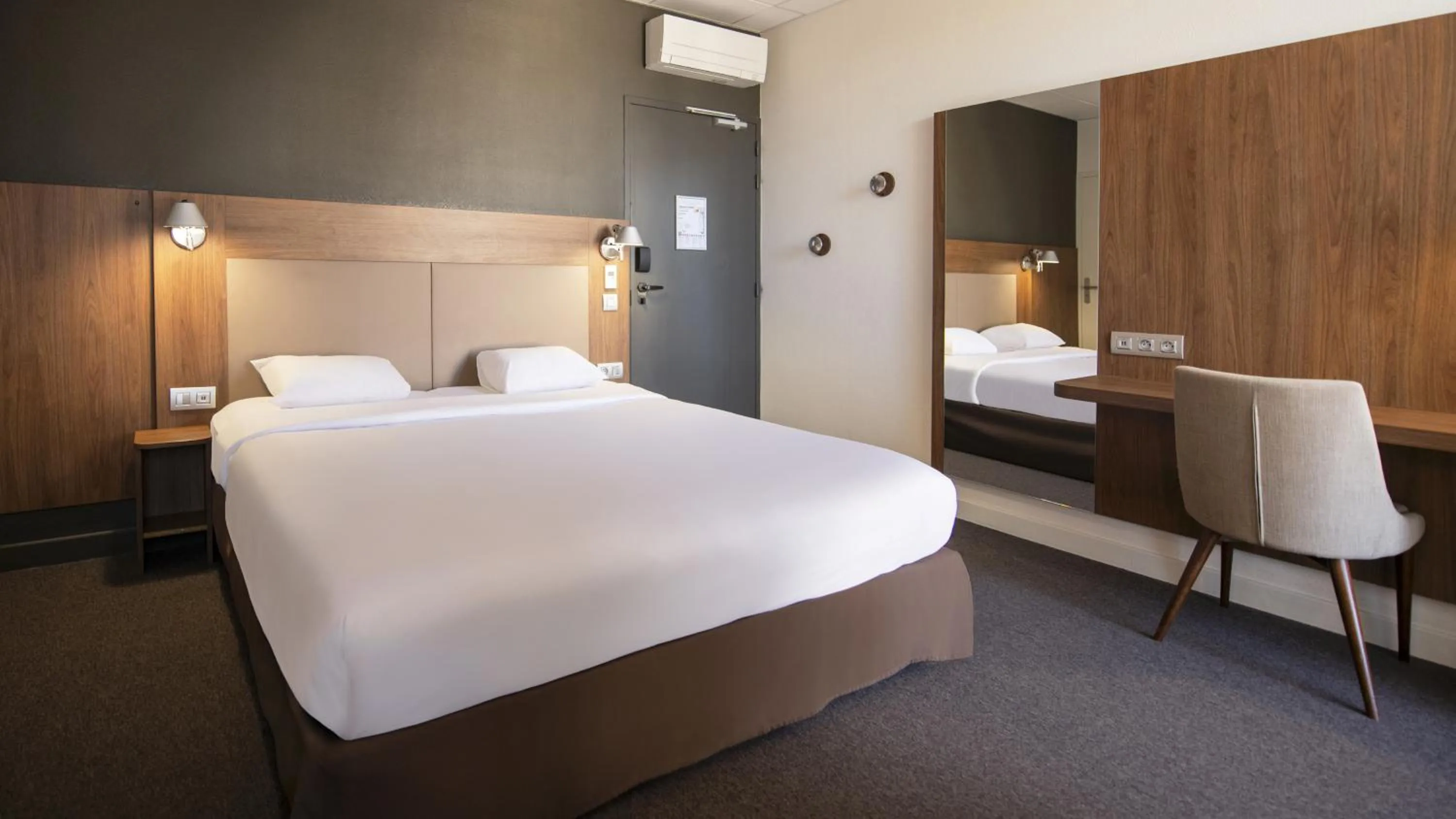 Bedroom, Bed in Campanile Chartres Centre - Gare - Cathédrale