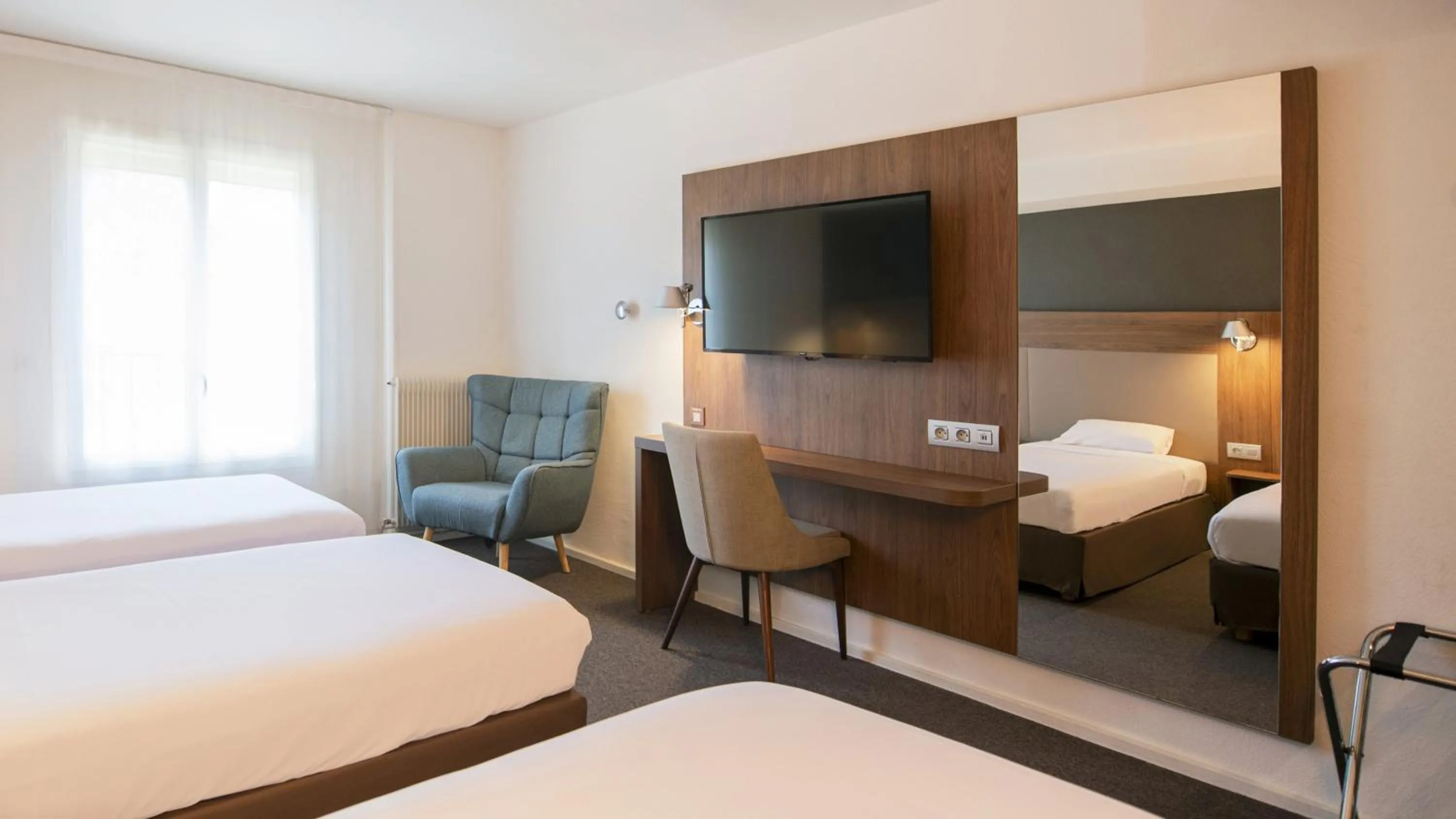 Bedroom, Bed in Campanile Chartres Centre - Gare - Cathédrale