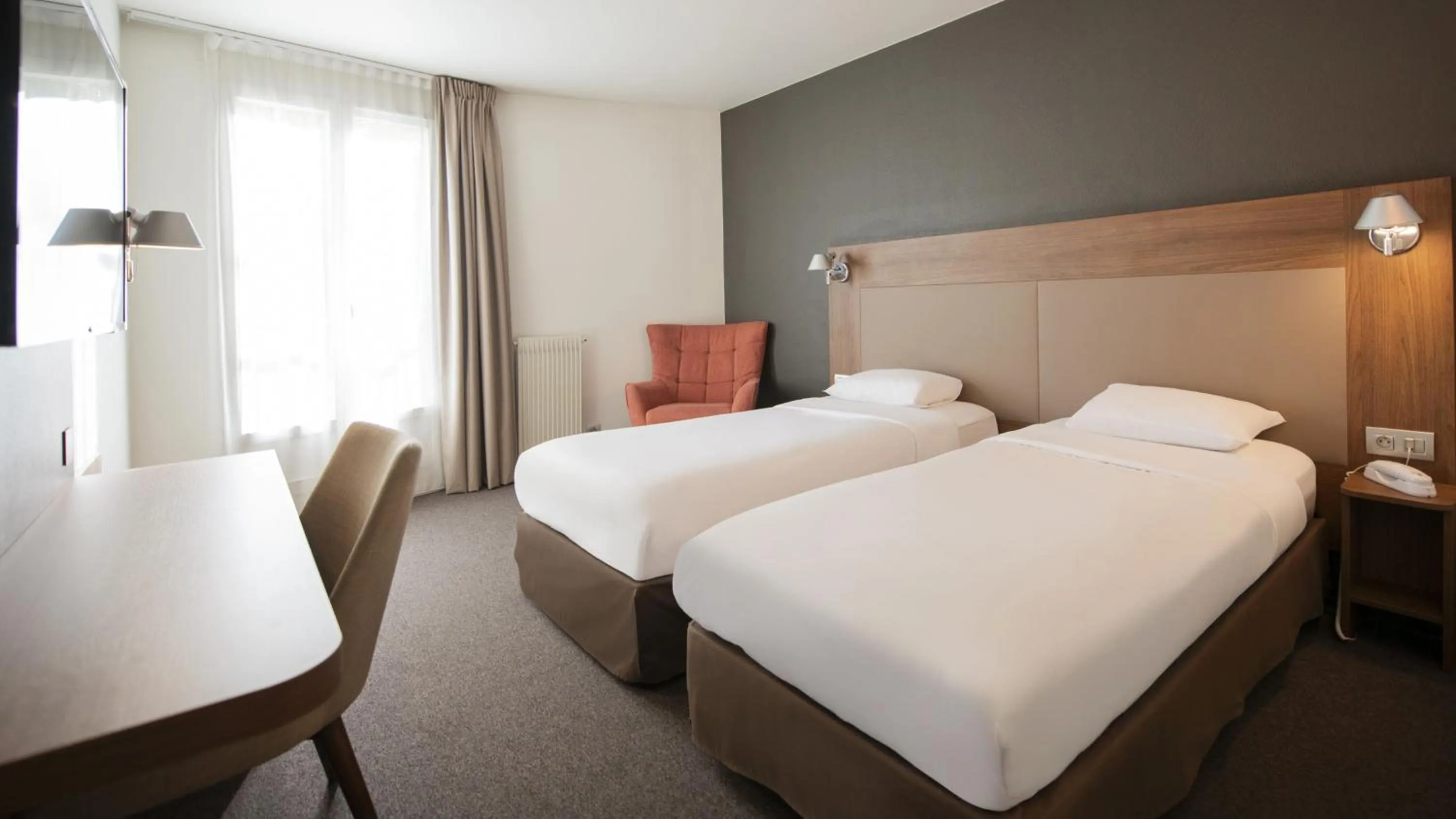 Bedroom, Bed in Campanile Chartres Centre - Gare - Cathédrale