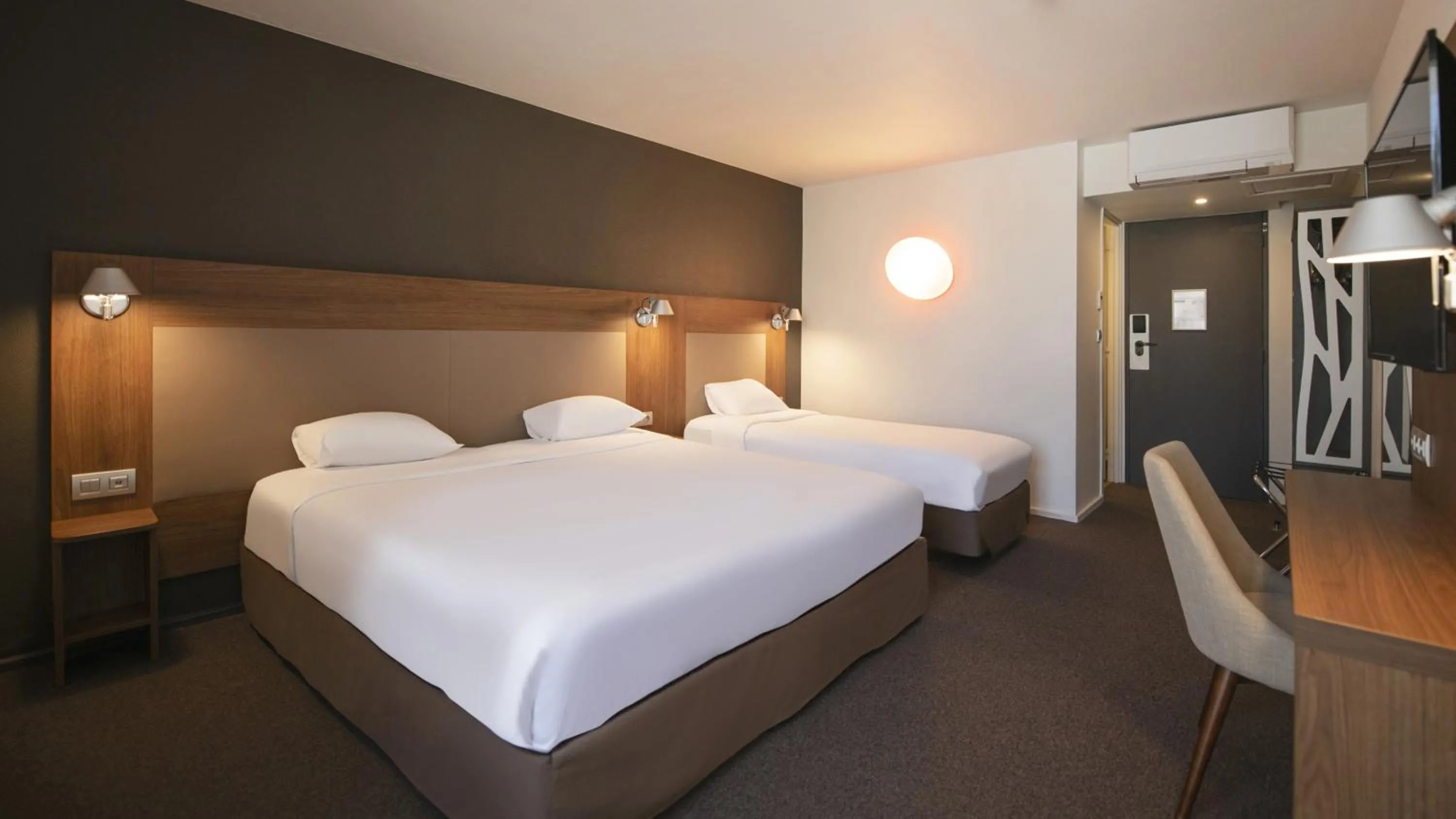 Bedroom, Bed in Campanile Chartres Centre - Gare - Cathédrale