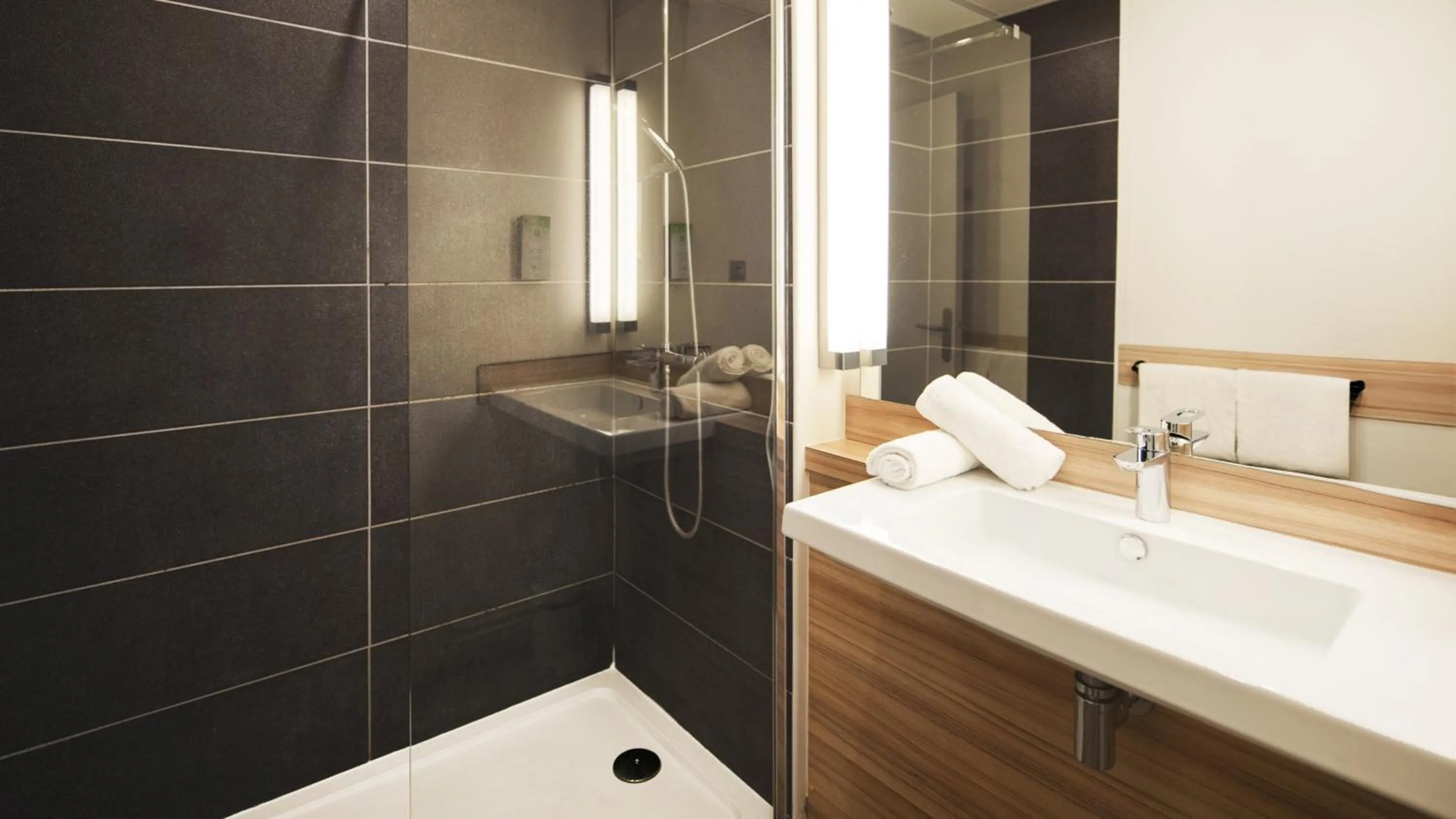 Bathroom in Campanile Chartres Centre - Gare - Cathédrale