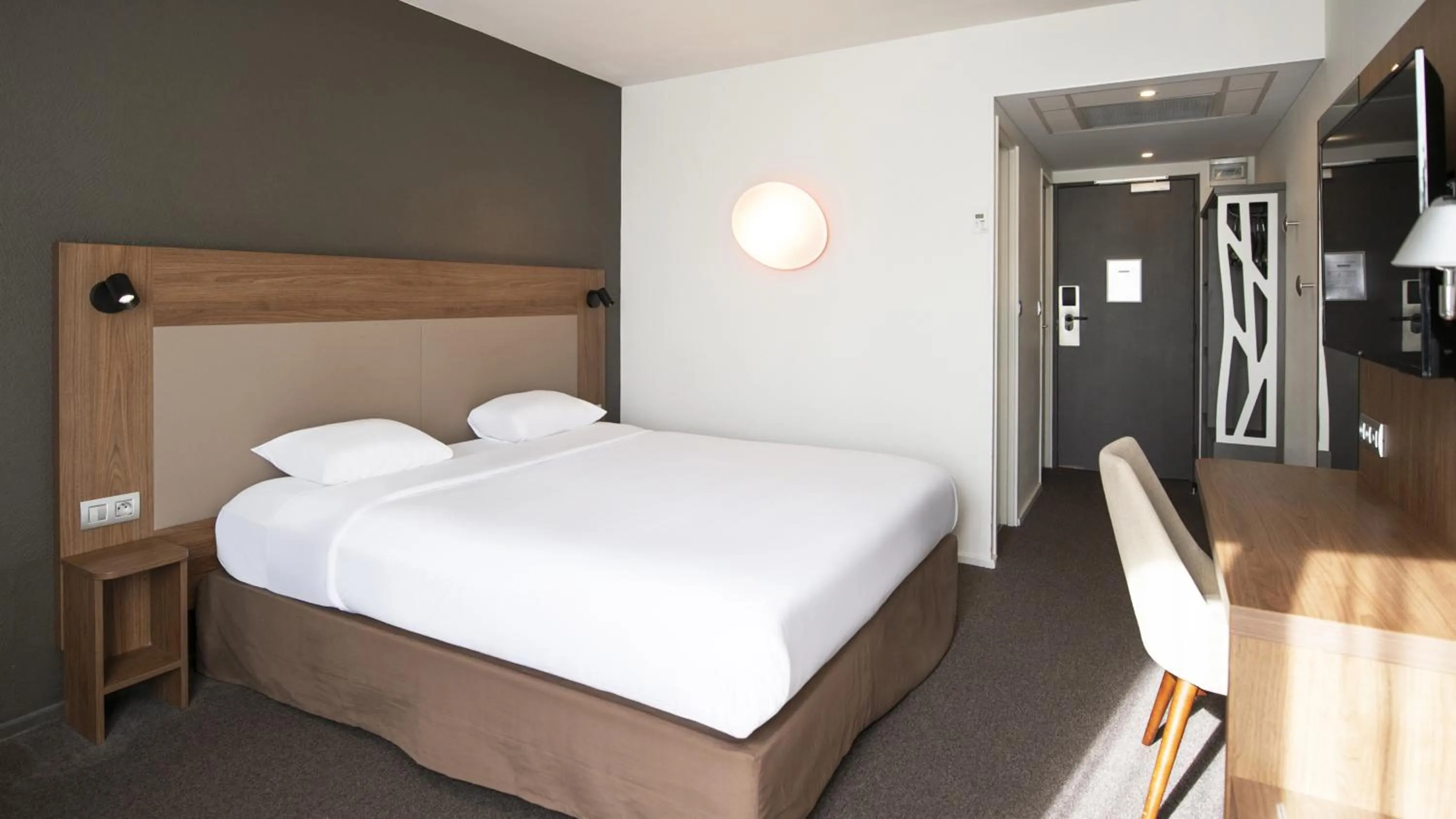 Bedroom, Bed in Campanile Chartres Centre - Gare - Cathédrale