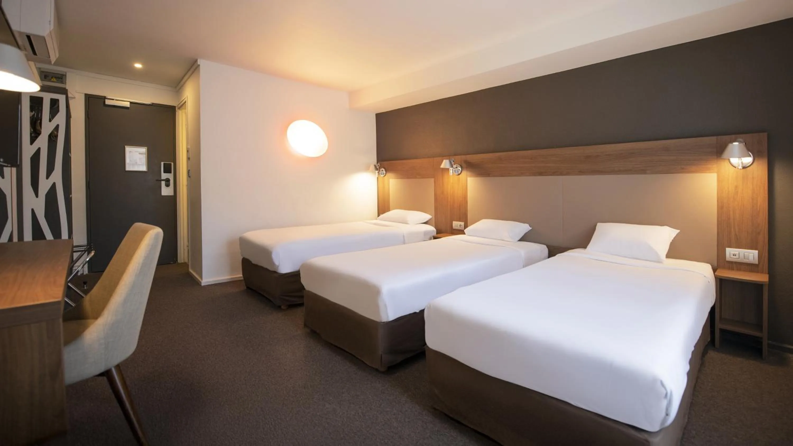 Bedroom, Bed in Campanile Chartres Centre - Gare - Cathédrale