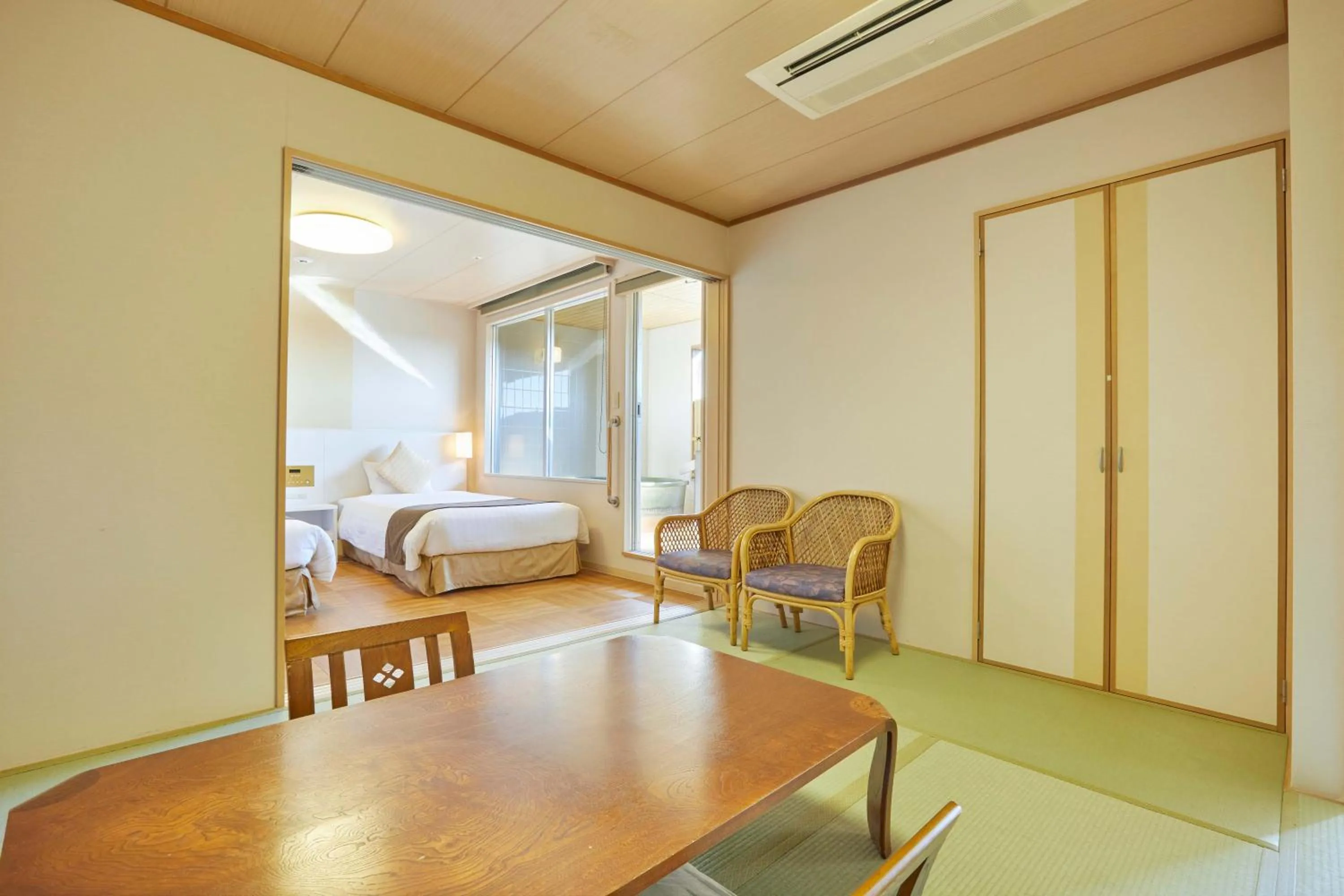 Photo of the whole room, Bed in KAMENOI HOTEL Kitsuregawa