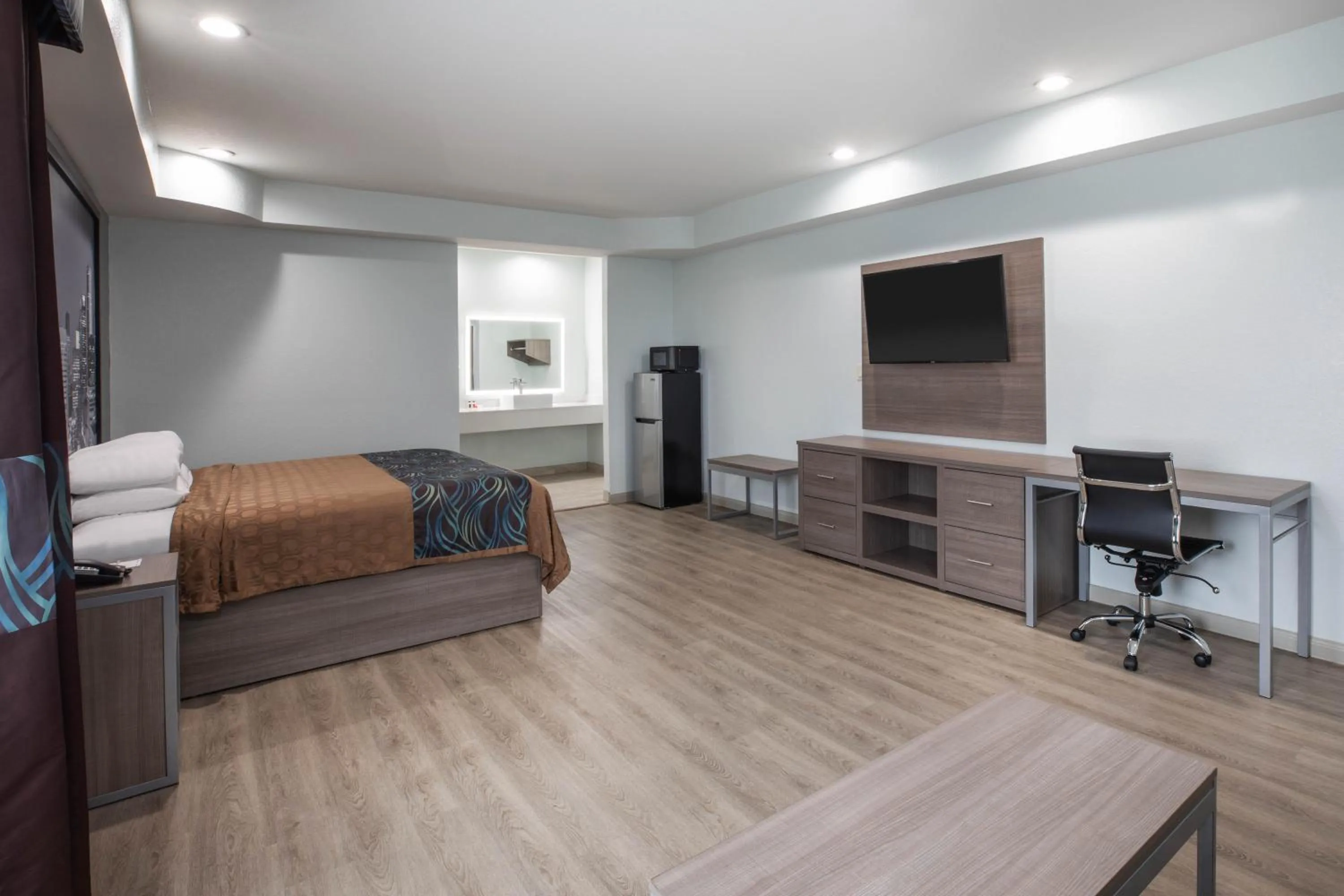 Photo of the whole room, Bed in Super 8 by Wyndham Humble Houston Fallcreek