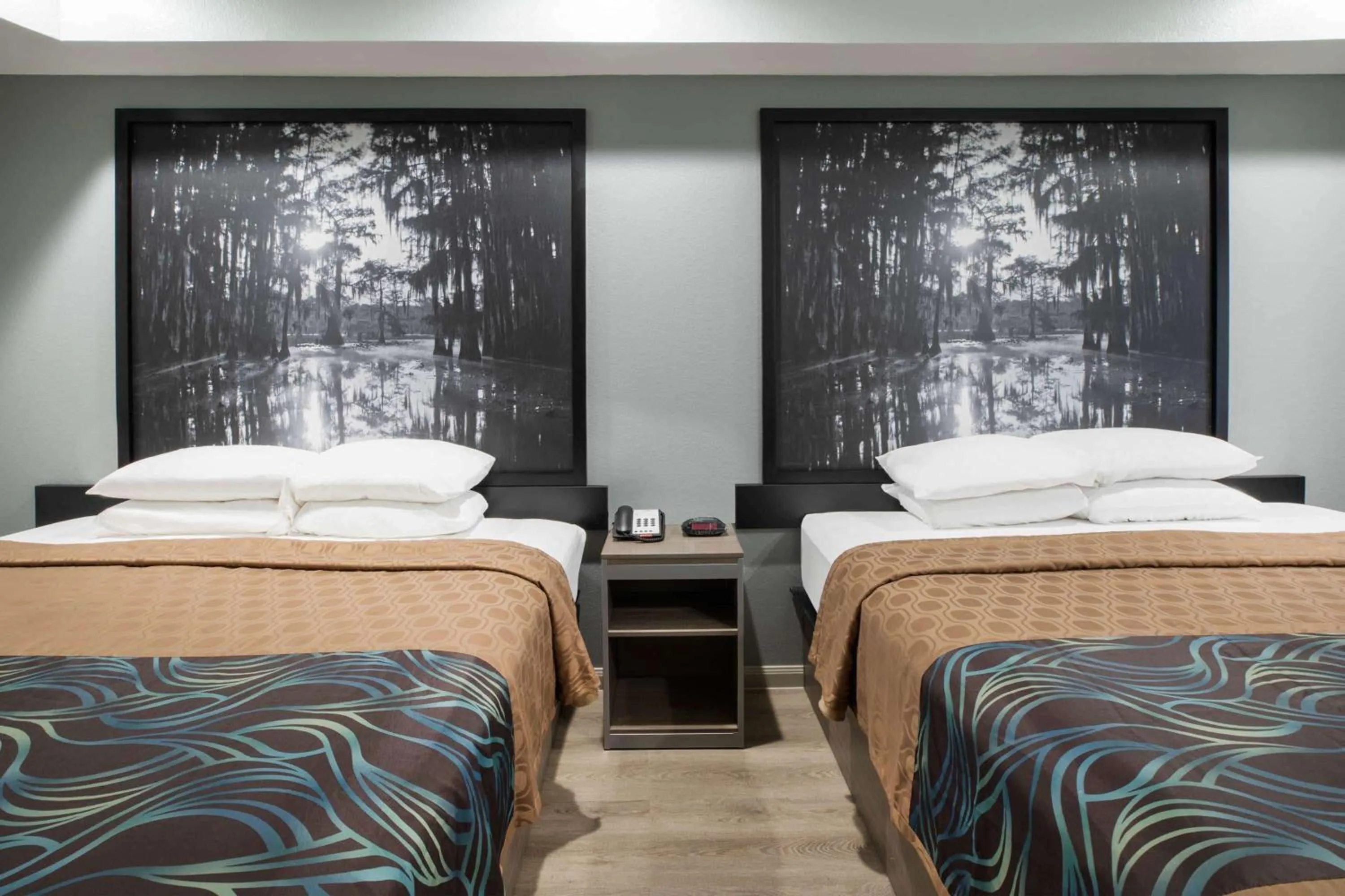 Photo of the whole room, Bed in Super 8 by Wyndham Humble Houston Fallcreek