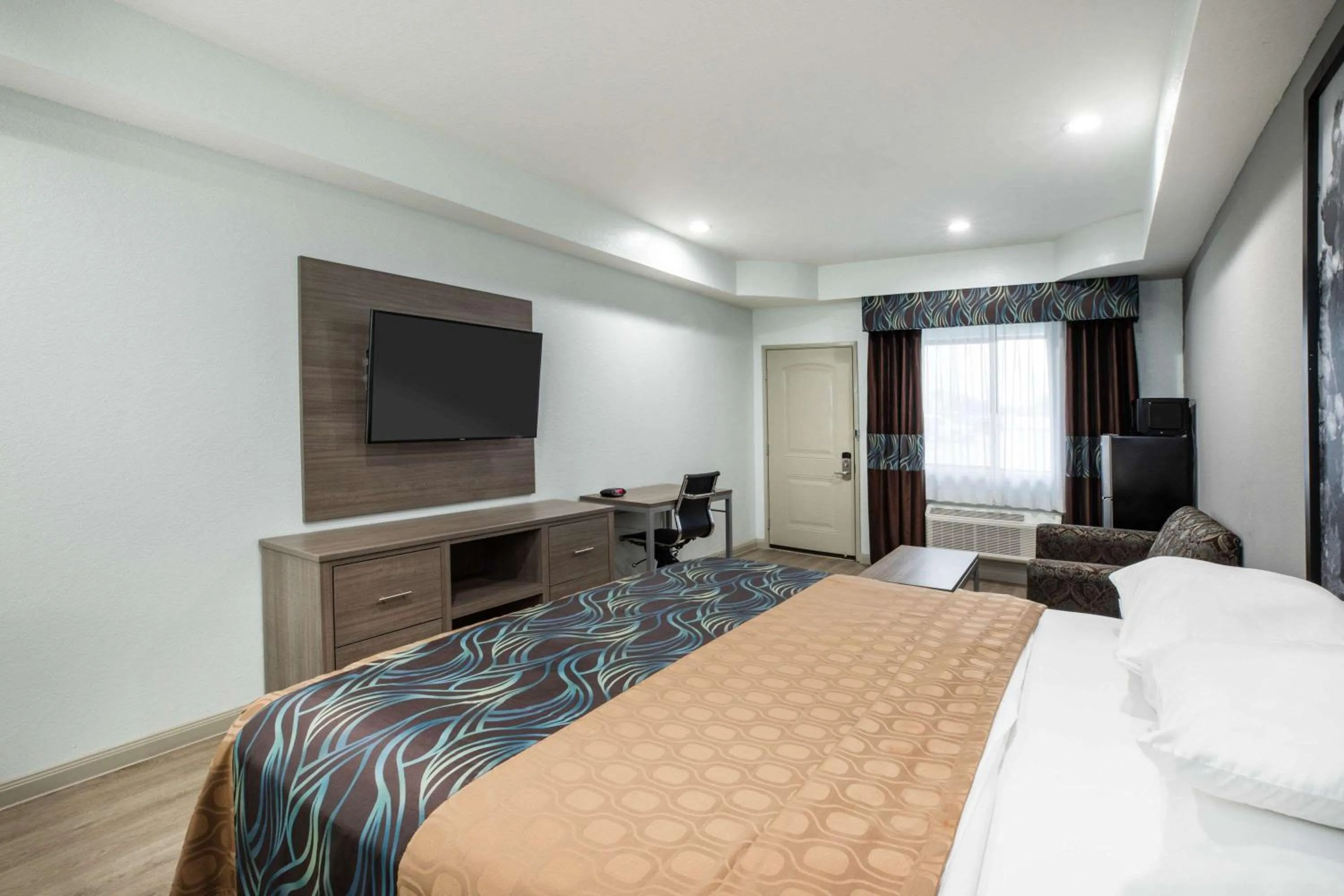 Photo of the whole room, Bed in Super 8 by Wyndham Humble Houston Fallcreek