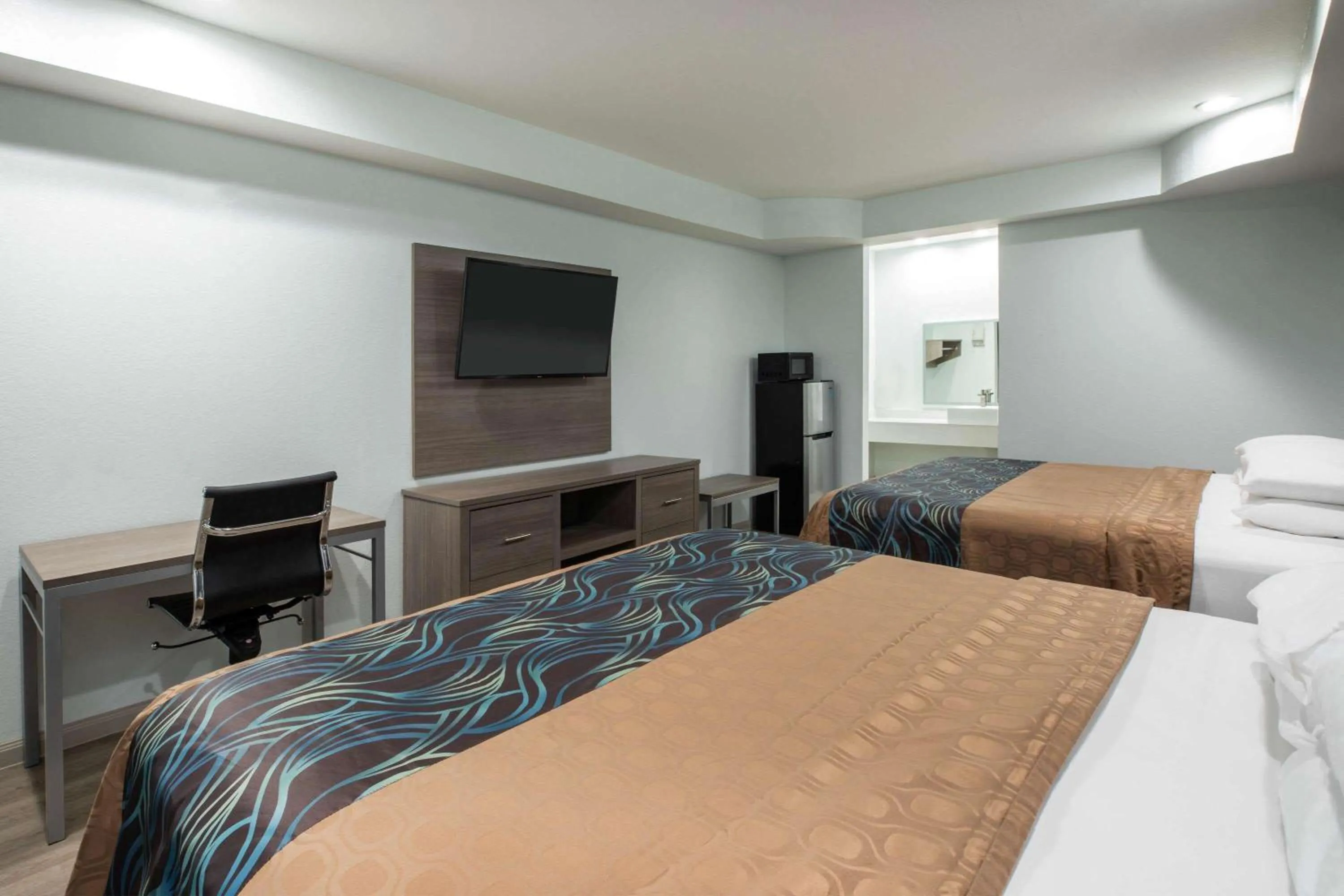 Photo of the whole room, Bed in Super 8 by Wyndham Humble Houston Fallcreek