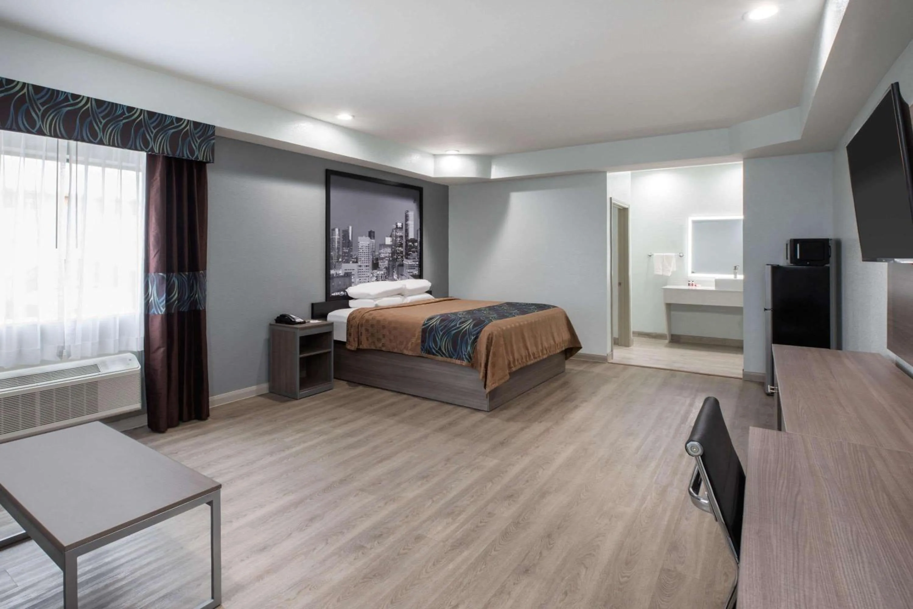 Photo of the whole room, Bed in Super 8 by Wyndham Humble Houston Fallcreek